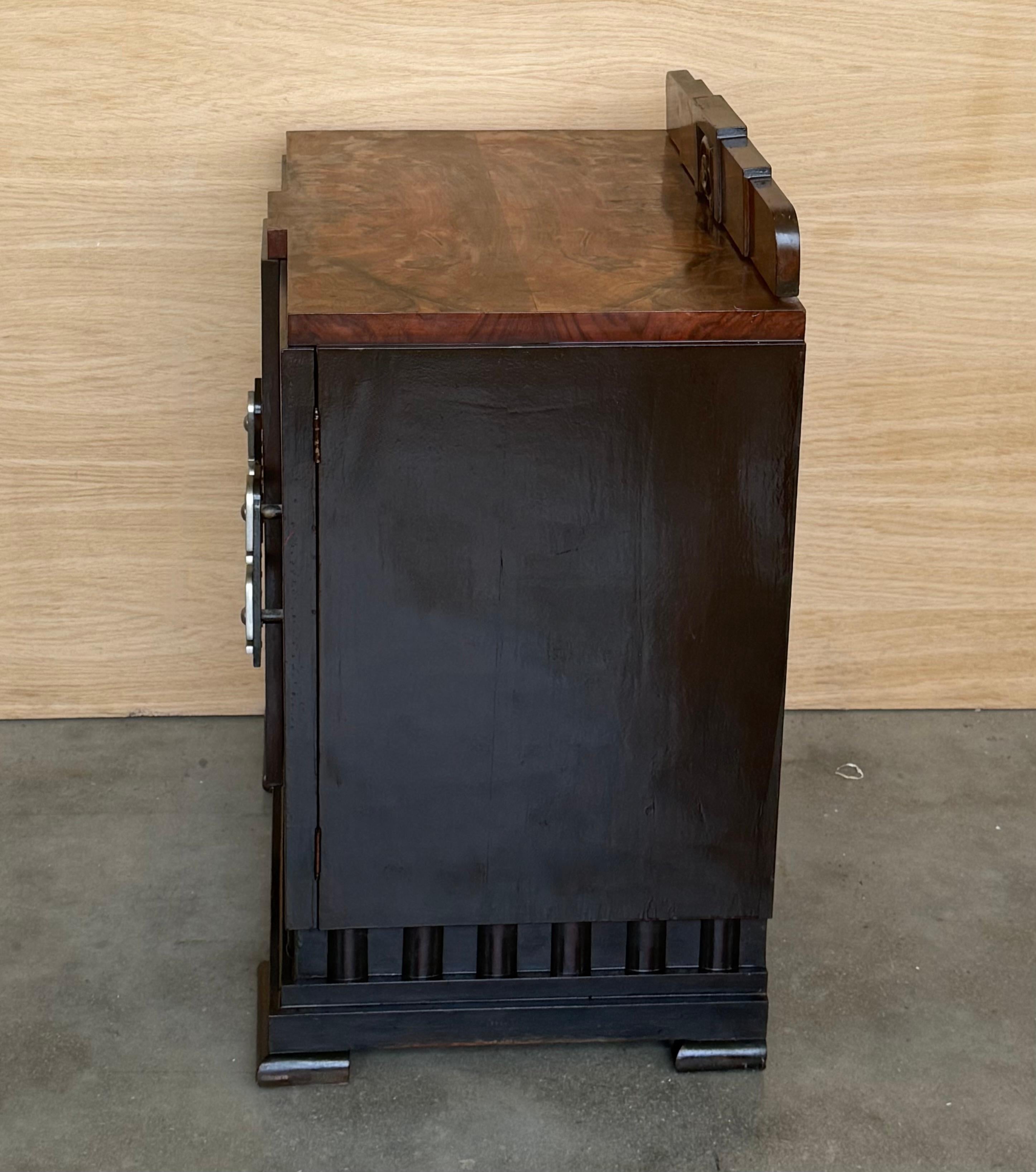 Broussin Paire d'armoires d'appoint ou de tables de nuit Art Déco en ronce de noyer massif en vente