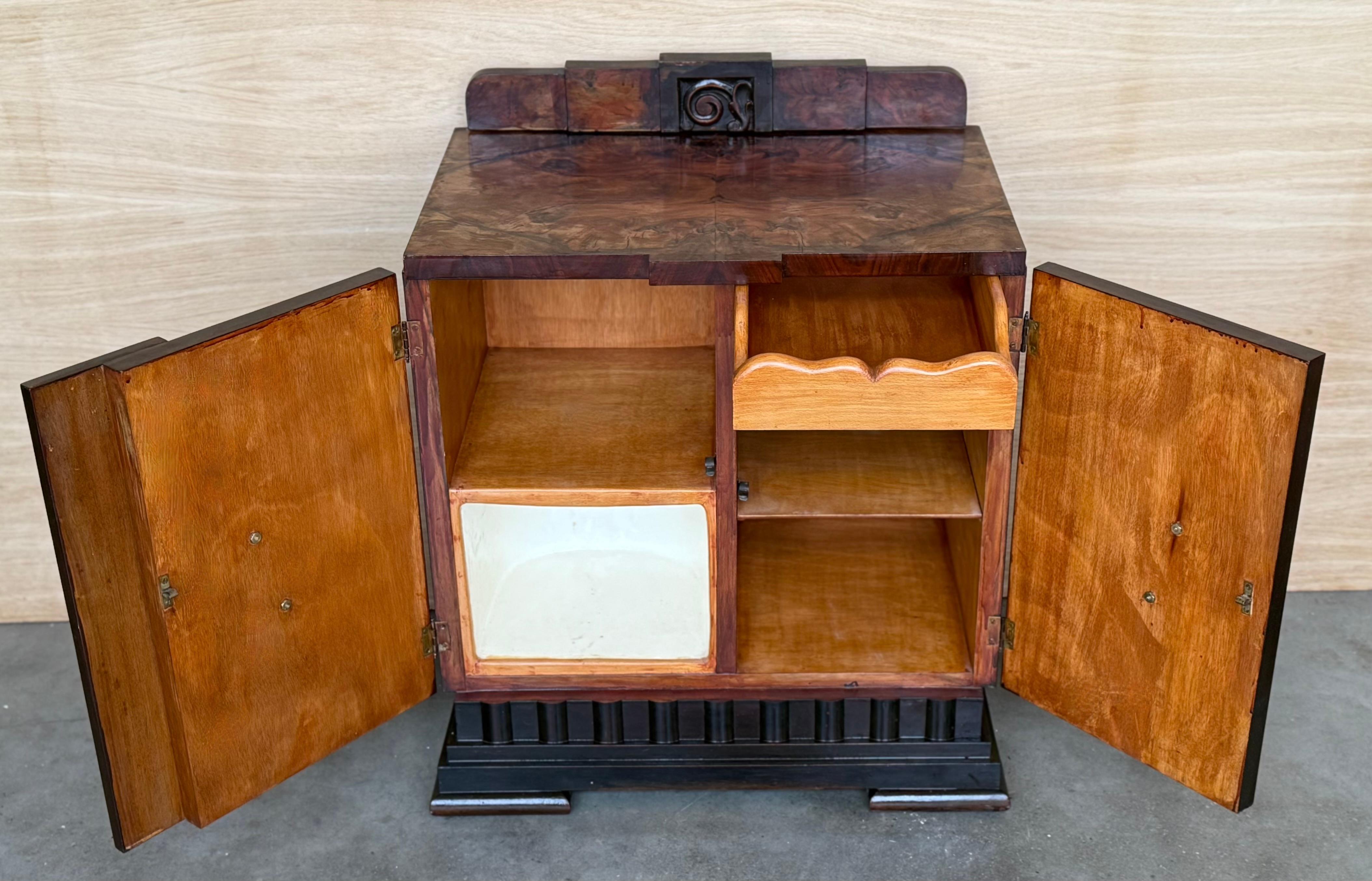 Paire d'armoires d'appoint ou de tables de nuit Art Déco en ronce de noyer massif en vente 1