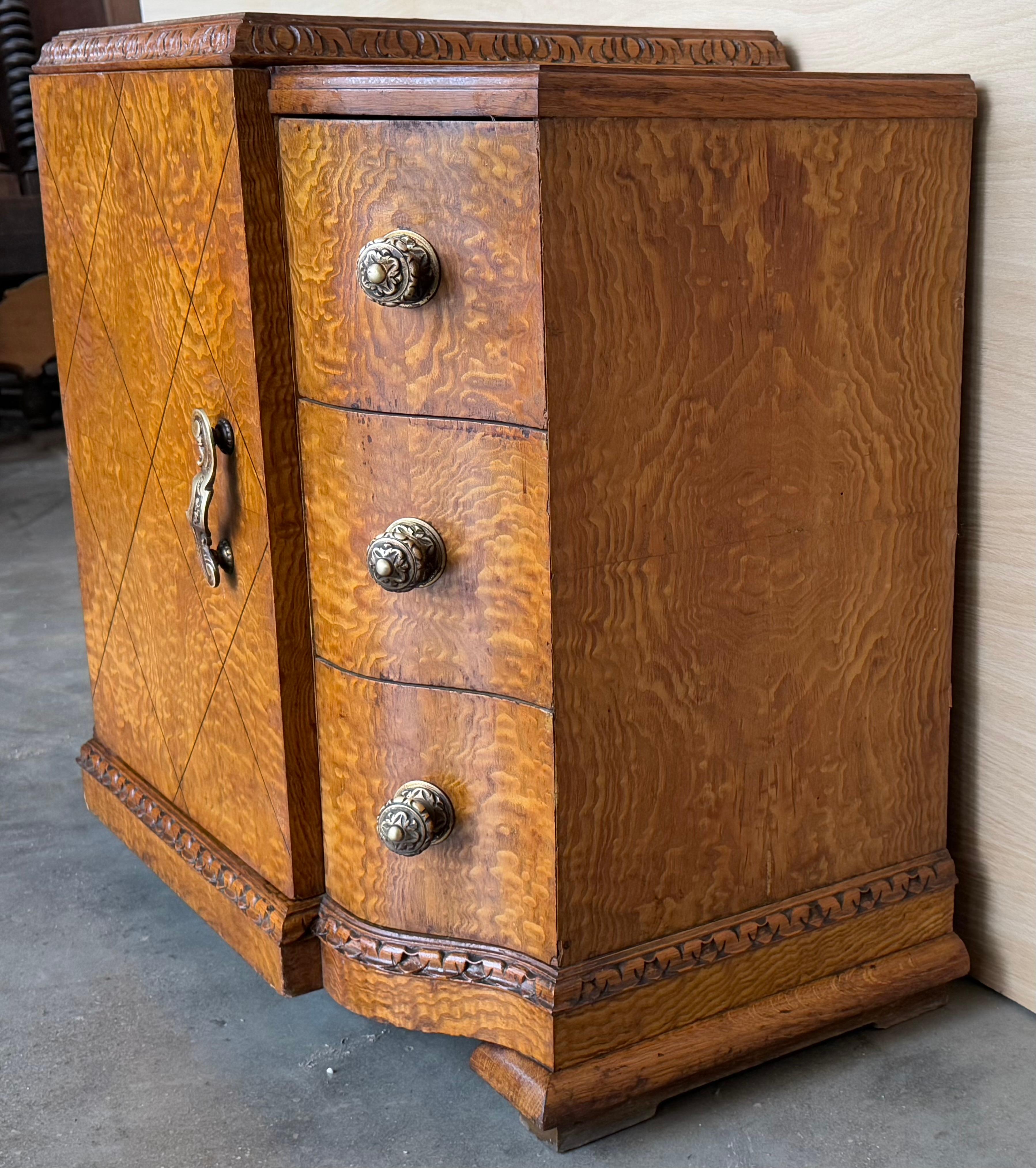 Paire d'armoires d'appoint ou de tables de nuit Art Déco en ronce de noyer massif en vente 2