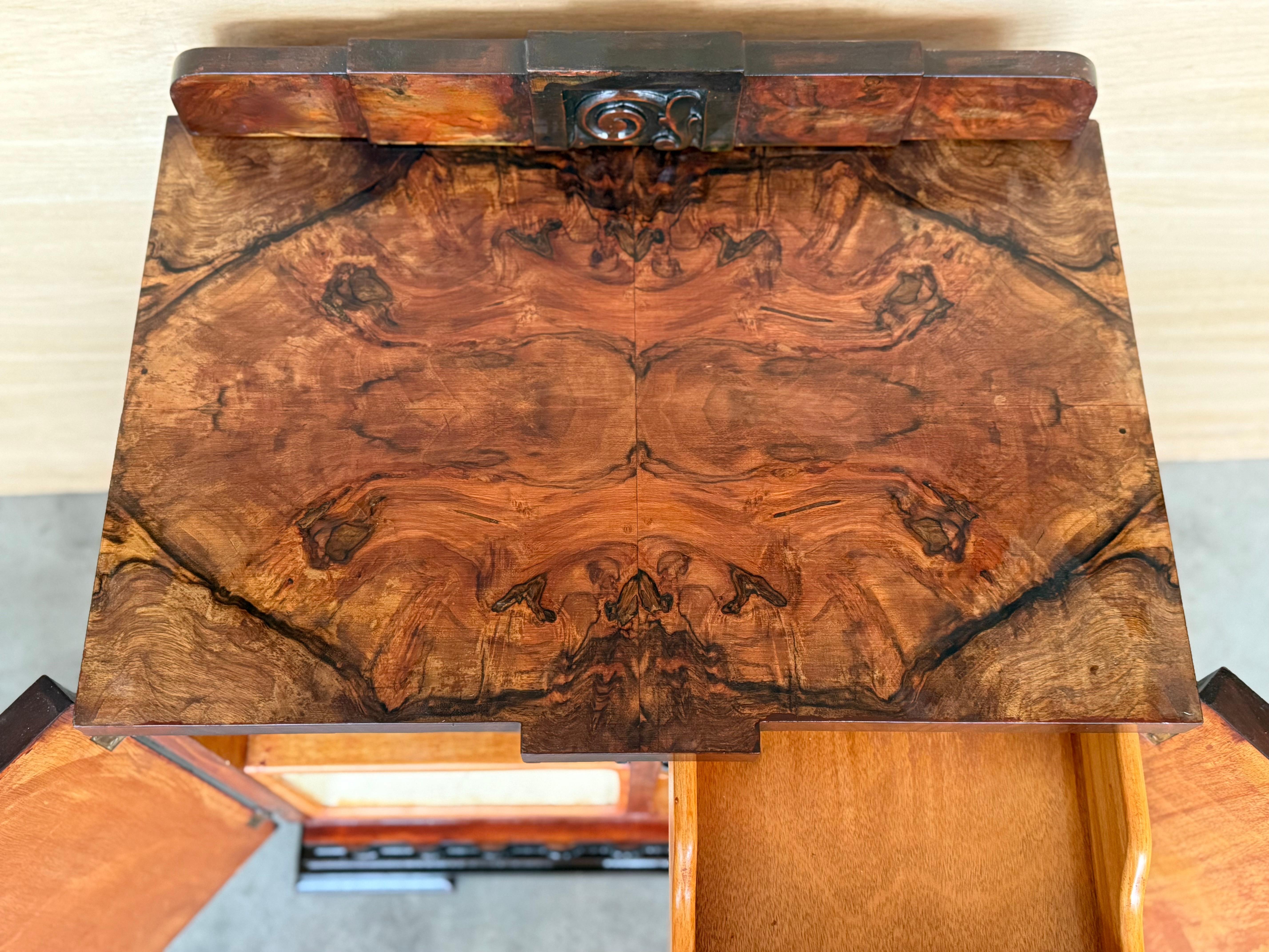 Paire d'armoires d'appoint ou de tables de nuit Art Déco en ronce de noyer massif en vente 2