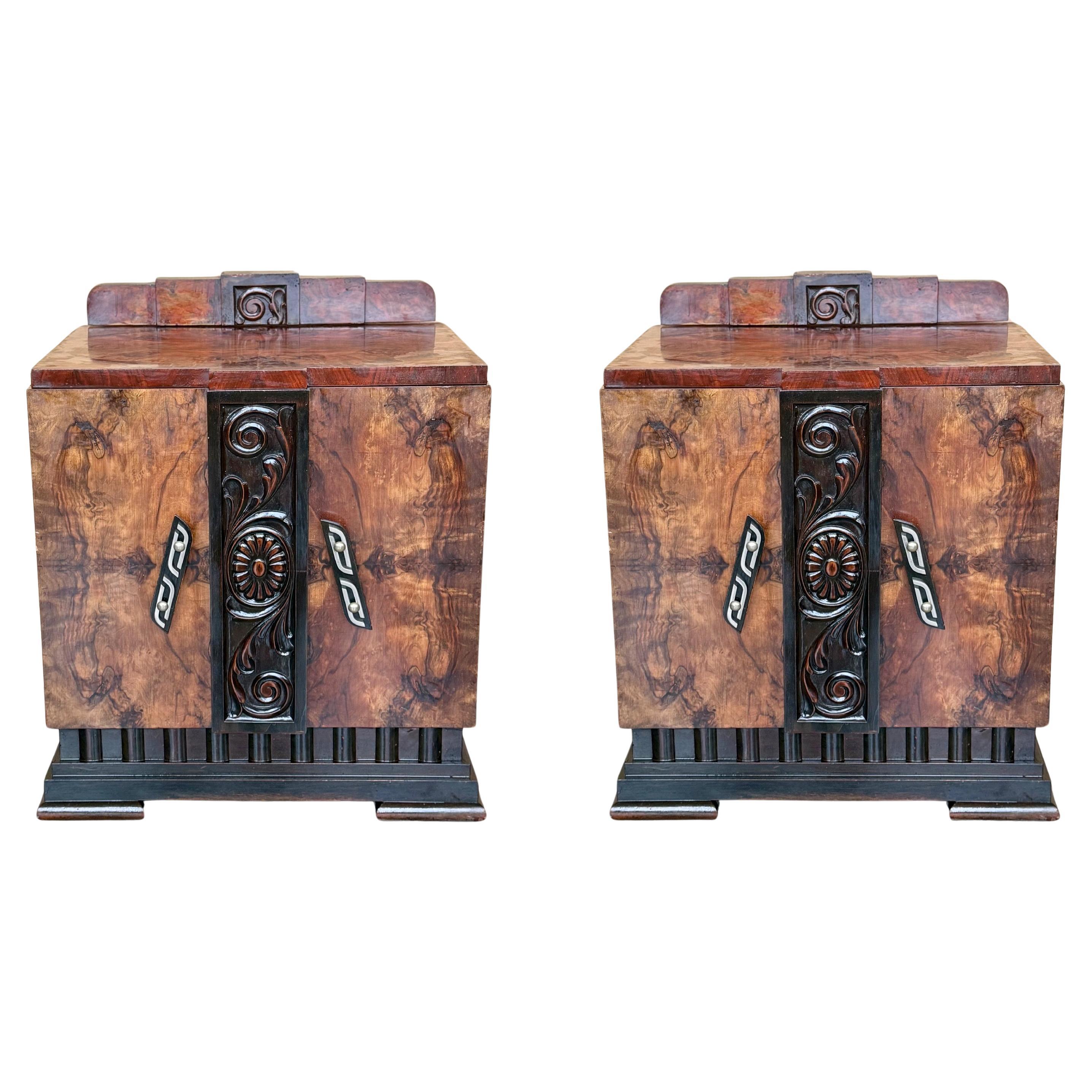 Paire d'armoires d'appoint ou de tables de nuit Art Déco en ronce de noyer massif en vente