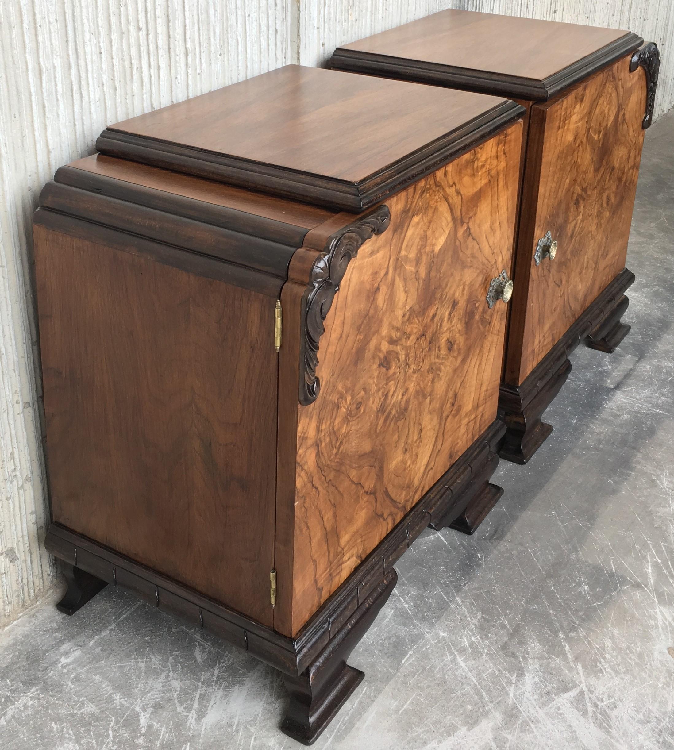 Pair of Art Deco Side Cabinets or Nightstands with Ebonized Base and Burl Walnut In Excellent Condition In Miami, FL