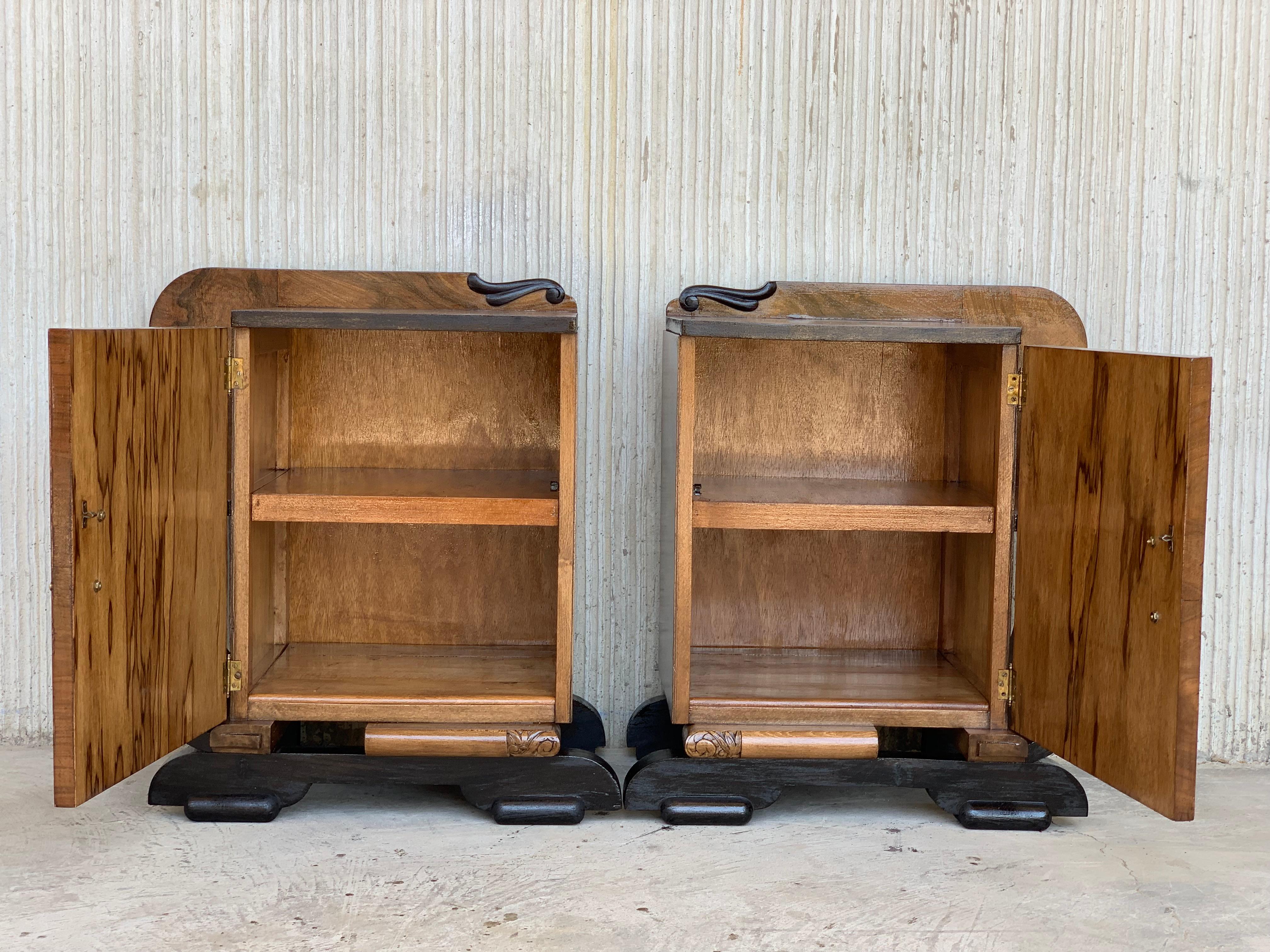 Pair of Art Deco Side Cabinets or Nightstands with Ebonized Base and Burl Walnut In Good Condition In Miami, FL