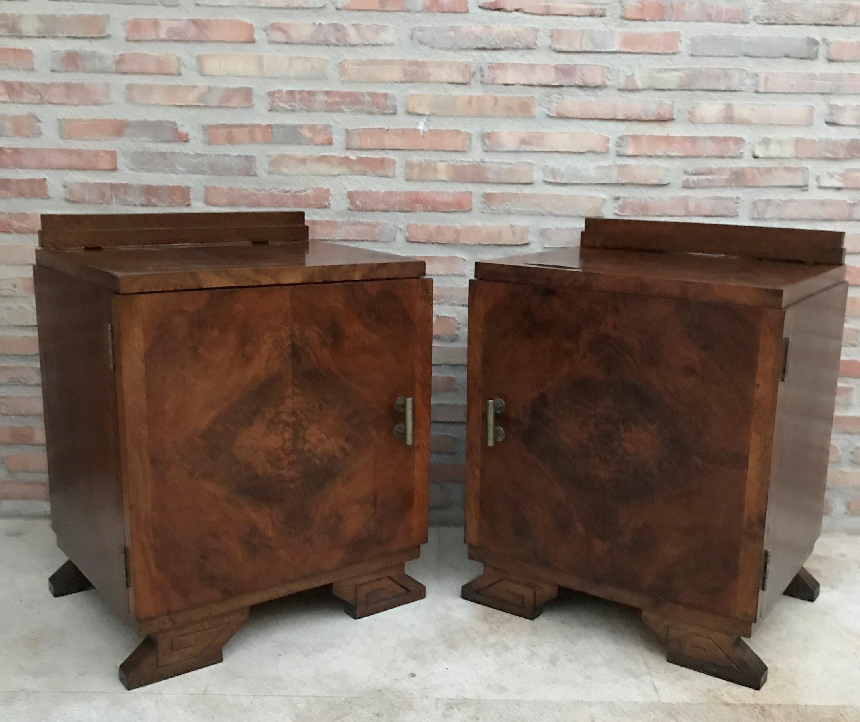 Pair of Art Deco Side Cabinets or Nightstands with Ebonized Base and Crest In Good Condition In Miami, FL