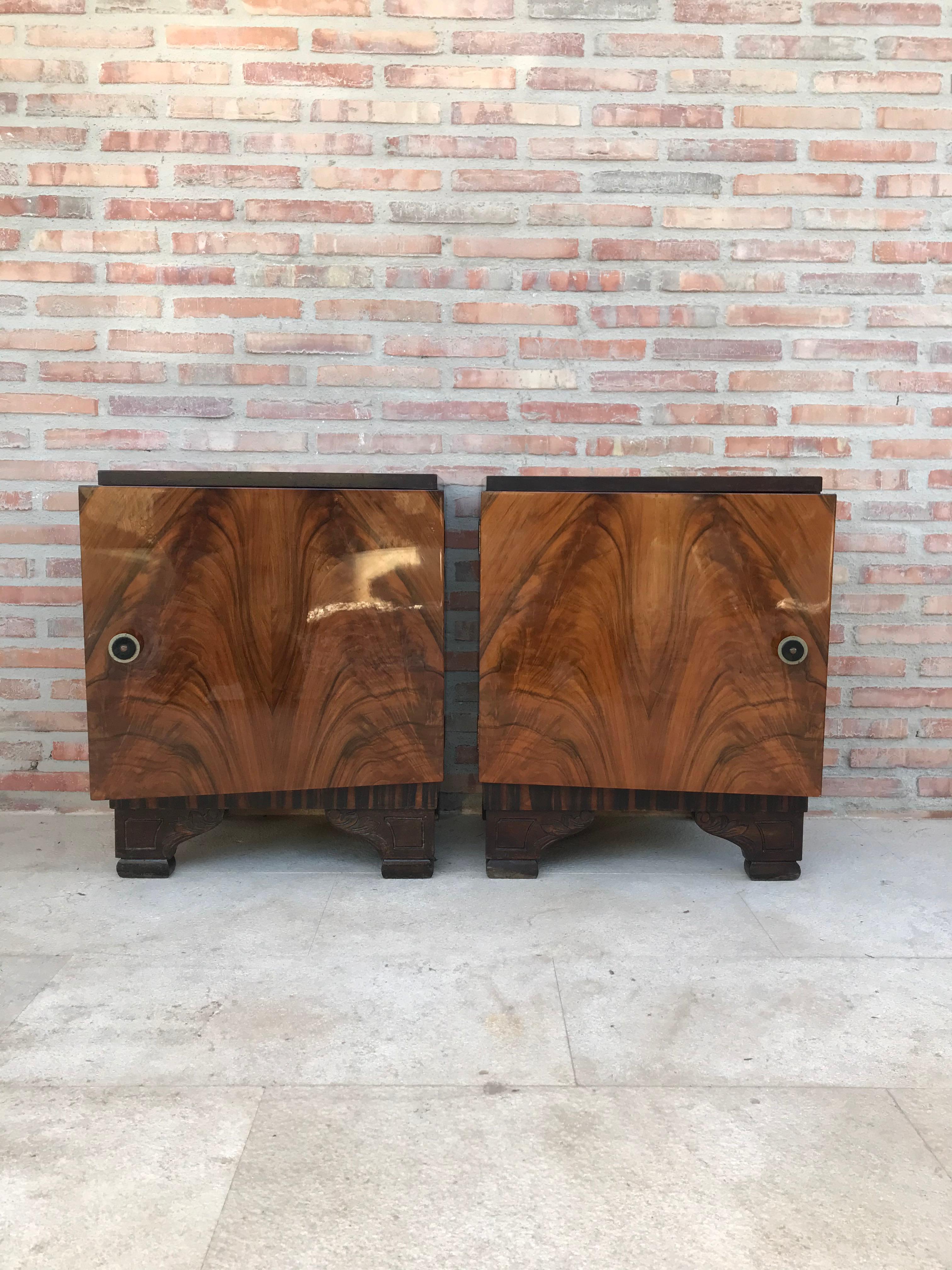 Pair of Art Deco Side Cabinets or Nightstands with Ebonized Base In Good Condition In Miami, FL