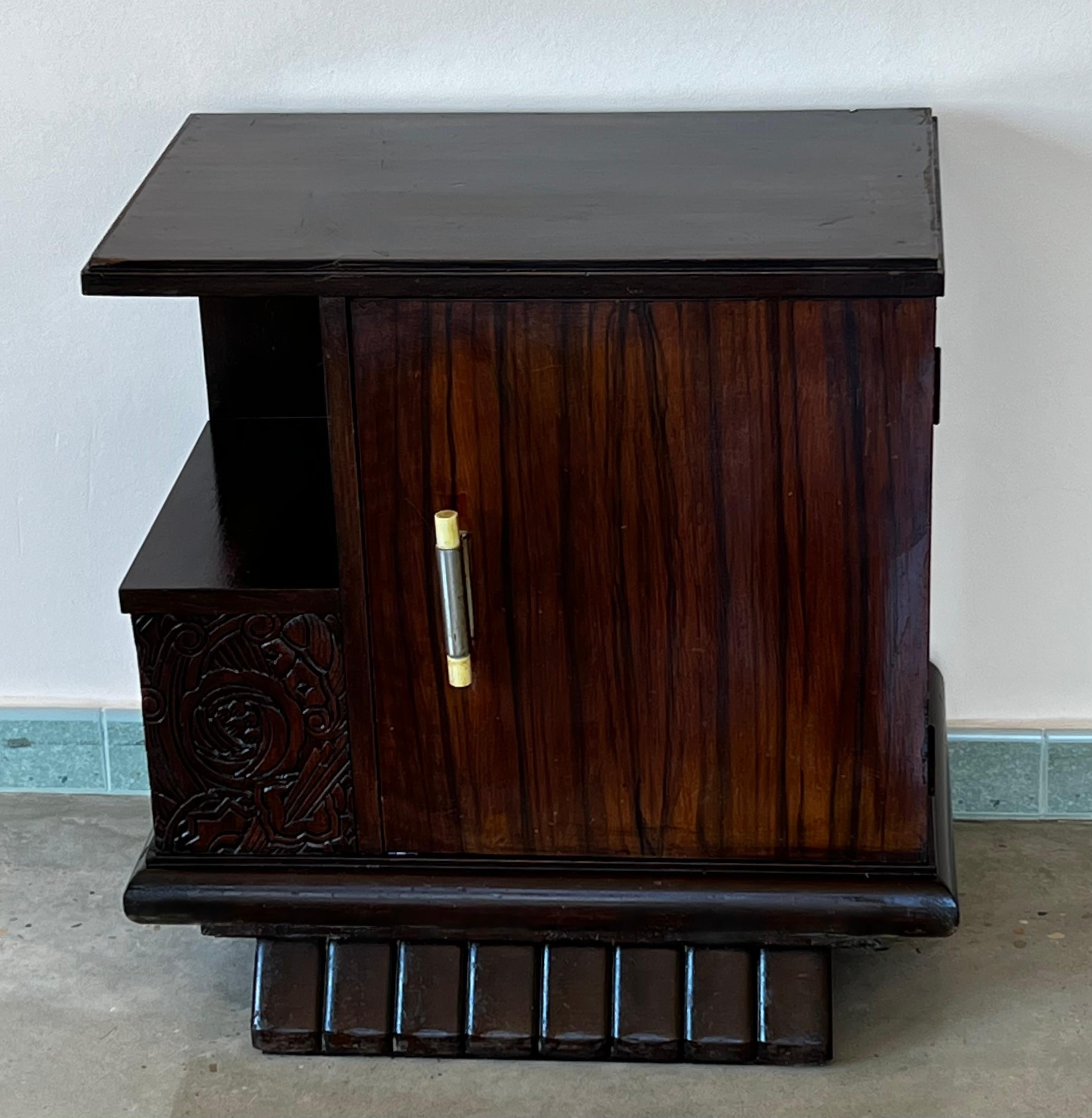 Pair of Art Deco Side Cabinets or Nightstands with Ebonized Base In Excellent Condition For Sale In Miami, FL