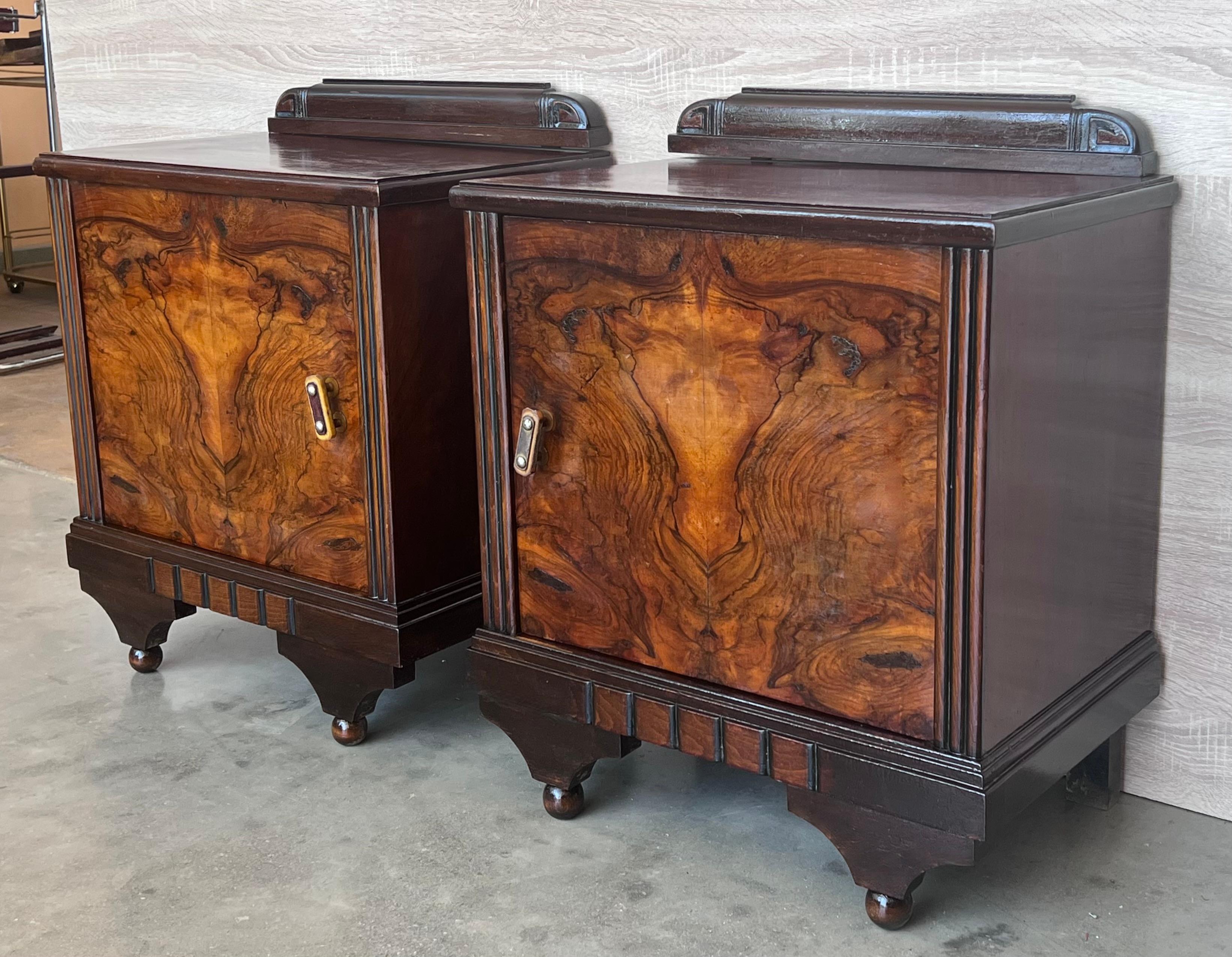Paire d'armoires d'appoint ou de tables de nuit Art Déco avec base en ébène Bon état - En vente à Miami, FL
