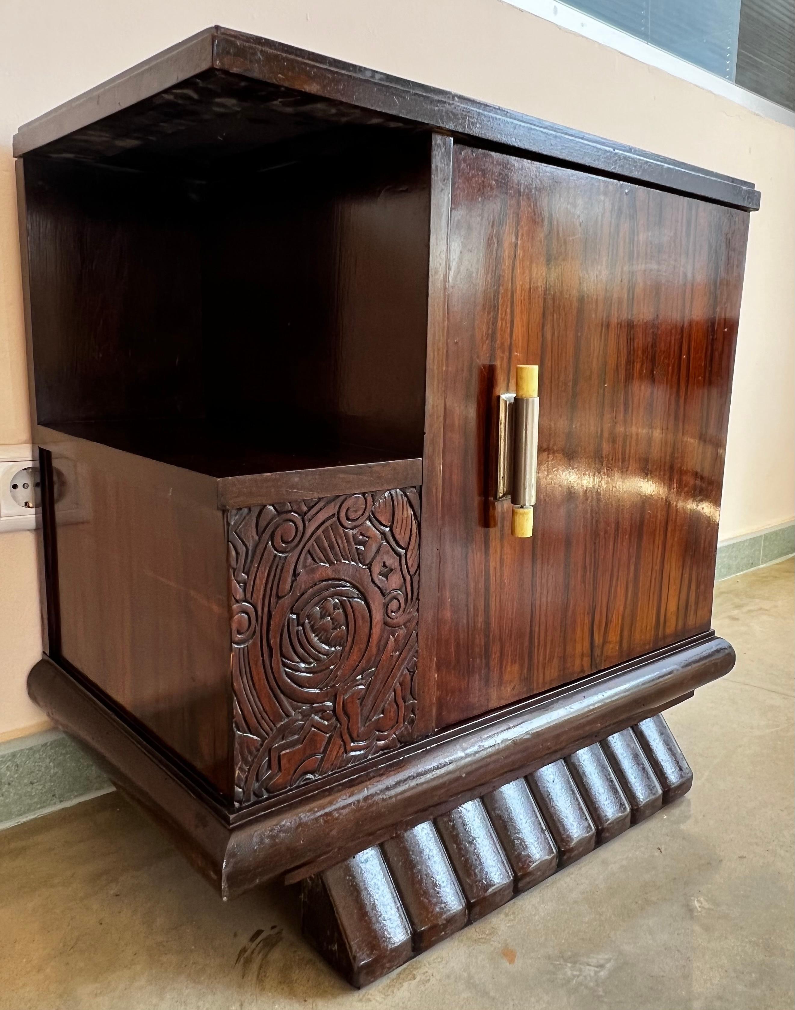 XIXe siècle Paire d'armoires d'appoint ou de tables de nuit Art Déco avec base ébénisée en vente