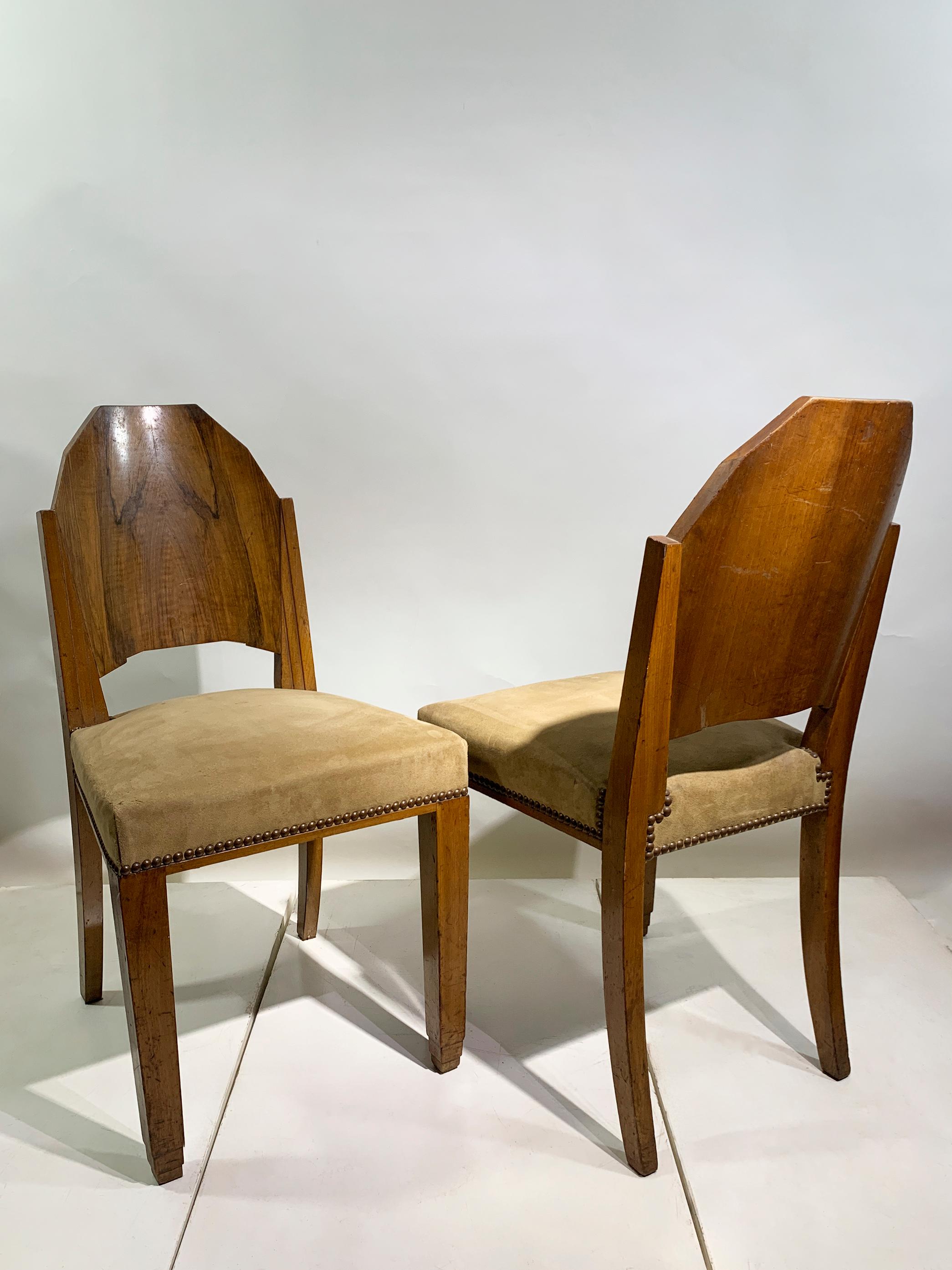 Chaises d'appoint Art déco françaises qui capturent parfaitement l'esthétique élégante et géométrique des années 1930. Ces chaises sont dotées d'un cadre en noyer magnifiquement grainé, de pieds effilés et d'un dossier ajouré géométrique