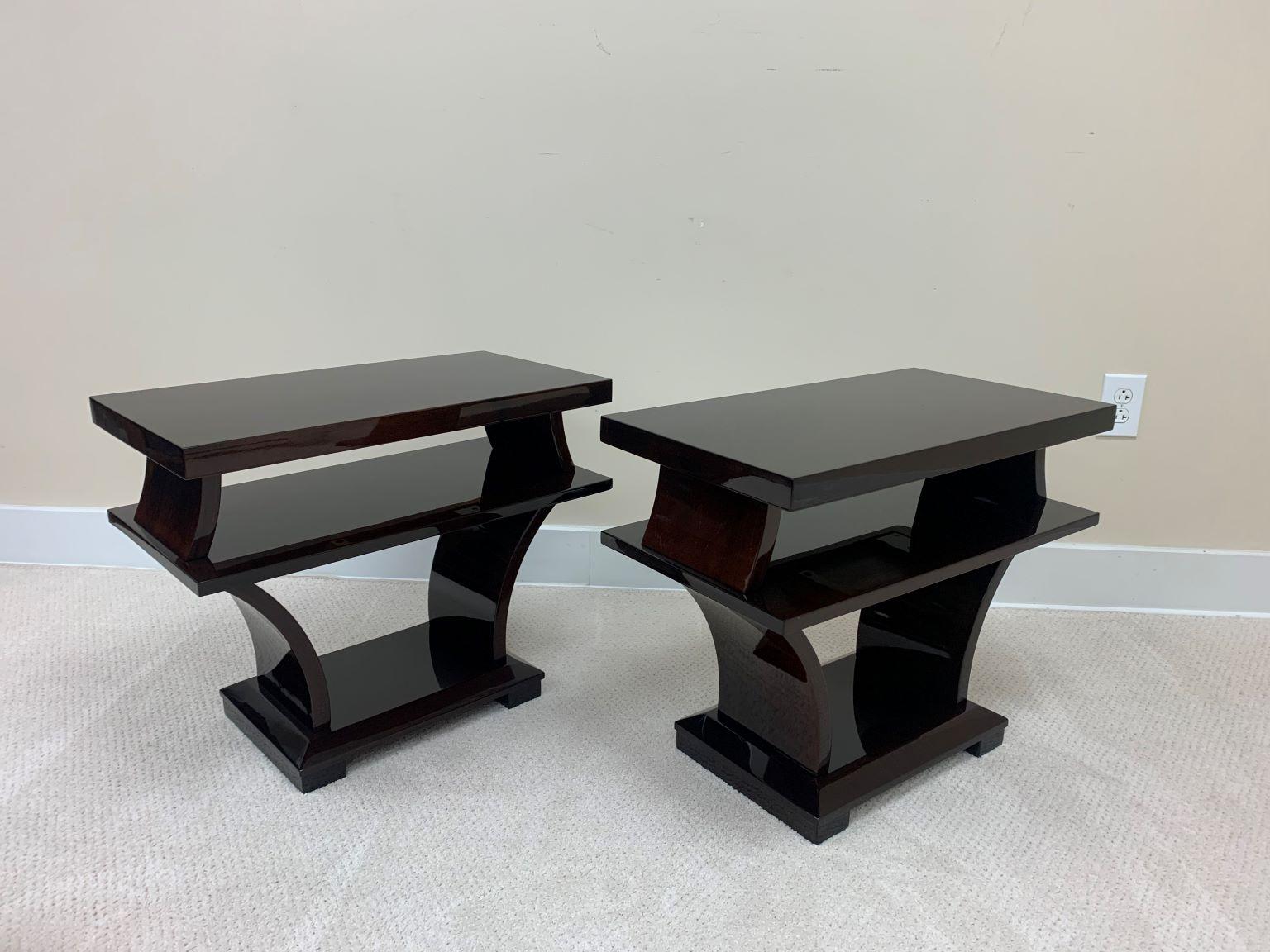 Paire de tables d'appoint Art Déco, style « Streamline American Modern »  Circa 1940's en vente 1