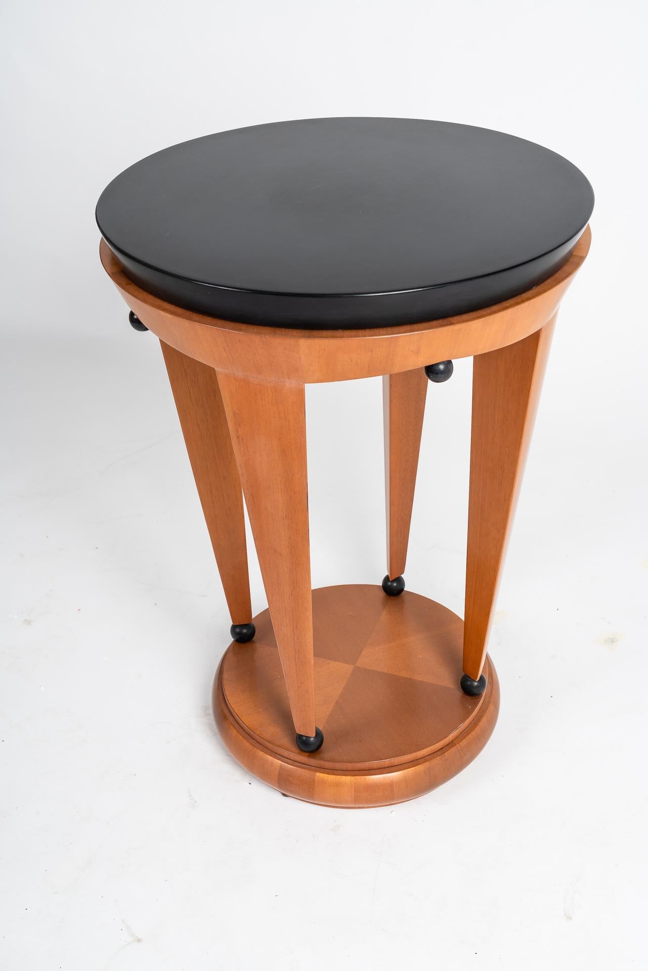 Pair of Art Deco Side Tables In Good Condition For Sale In Munich, Bavaria