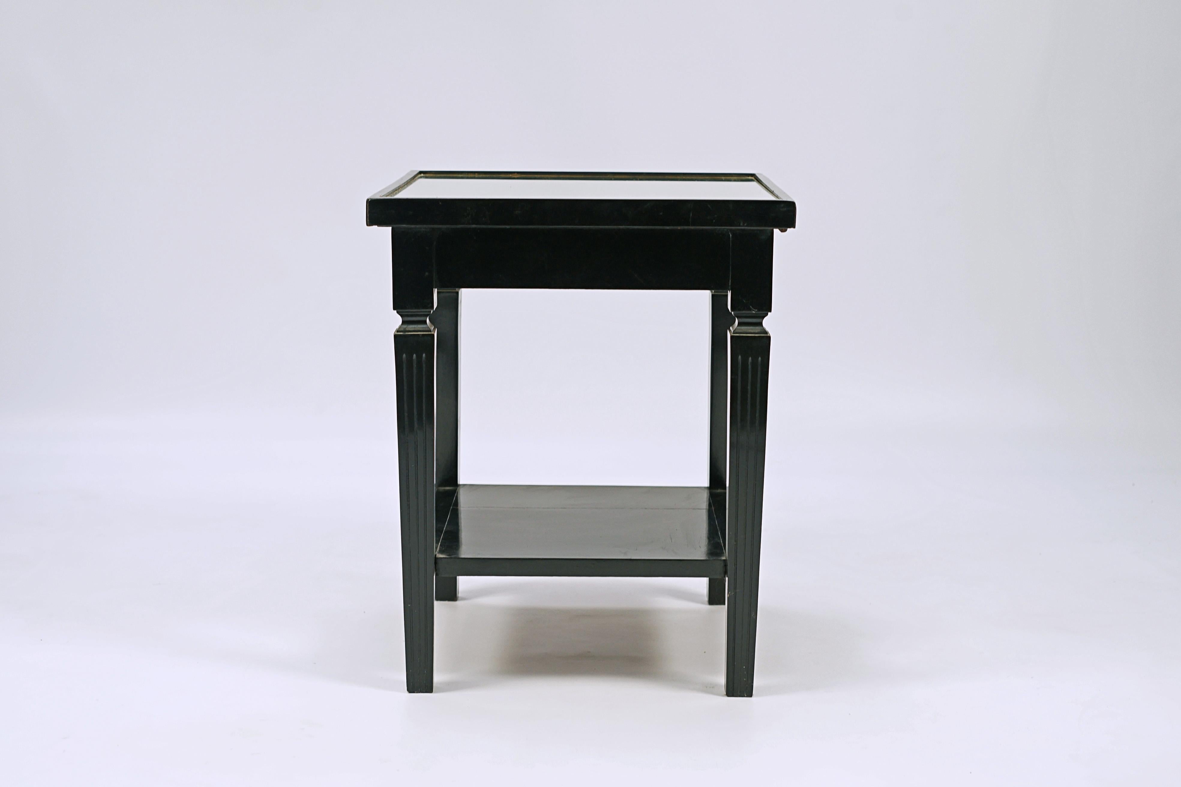 Paire de tables d'appoint Art Déco dans le style de la Maison Jansen. Bois avec finition noire brillante et plateau en miroir.

France, CIRCA 1940.
