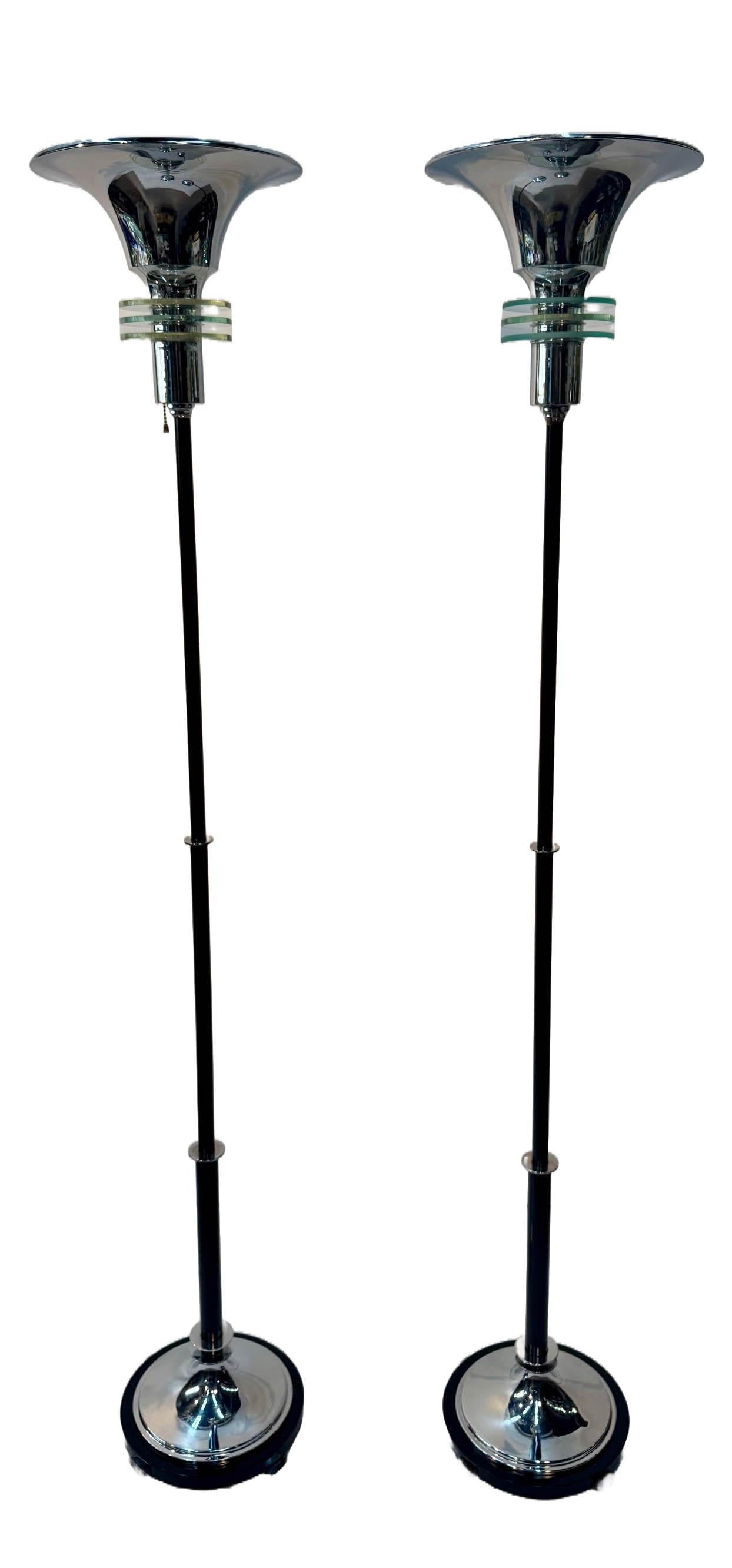 Coppia di torciere americane Art Déco d'epoca, ciascuna con sottile piedistallo smaltato nero; la base circolare in ghisa  con marchio impresso 