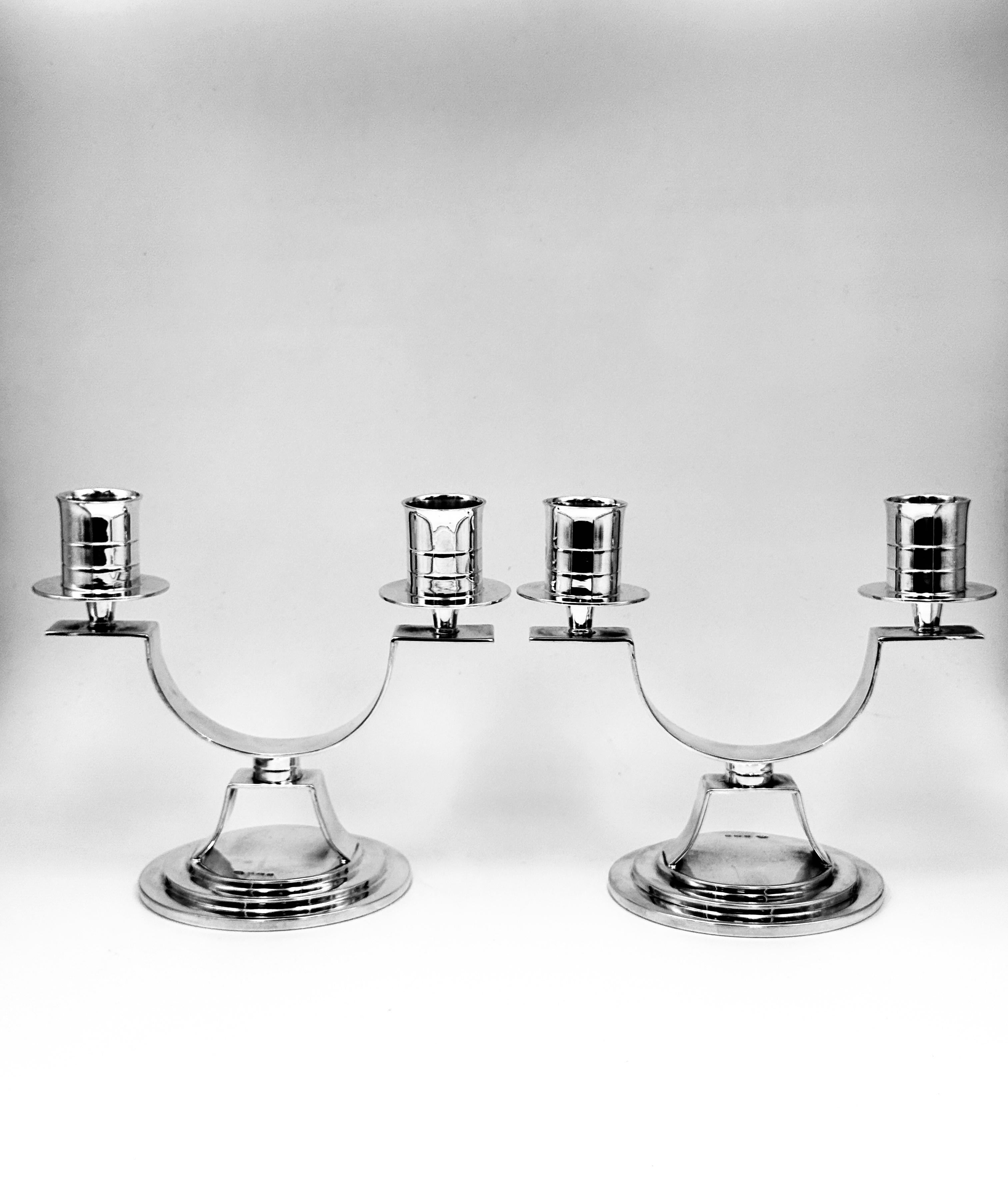 Coppia di candelabri in argento Art Deco realizzati da Adie Brothers con marchio Birmingham 1947. Sono alti 13,5 cm e insieme pesano 552,6 g.