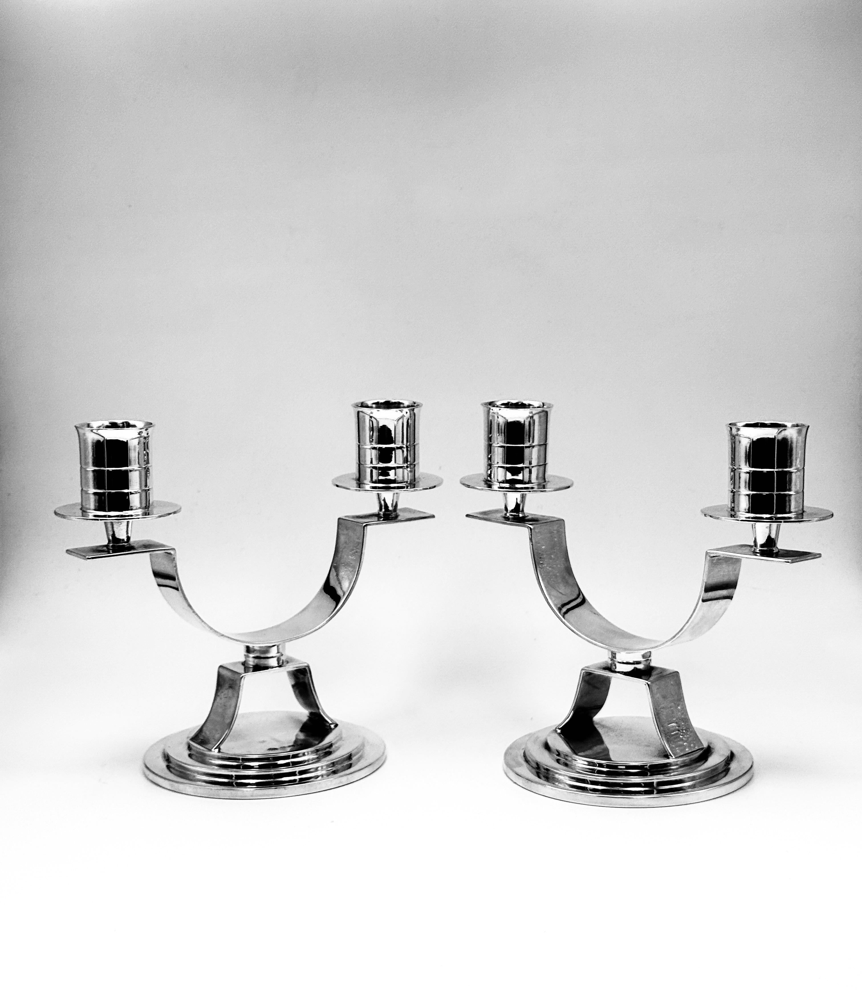 Britannico Coppia di candelabri in argento Art Déco in vendita