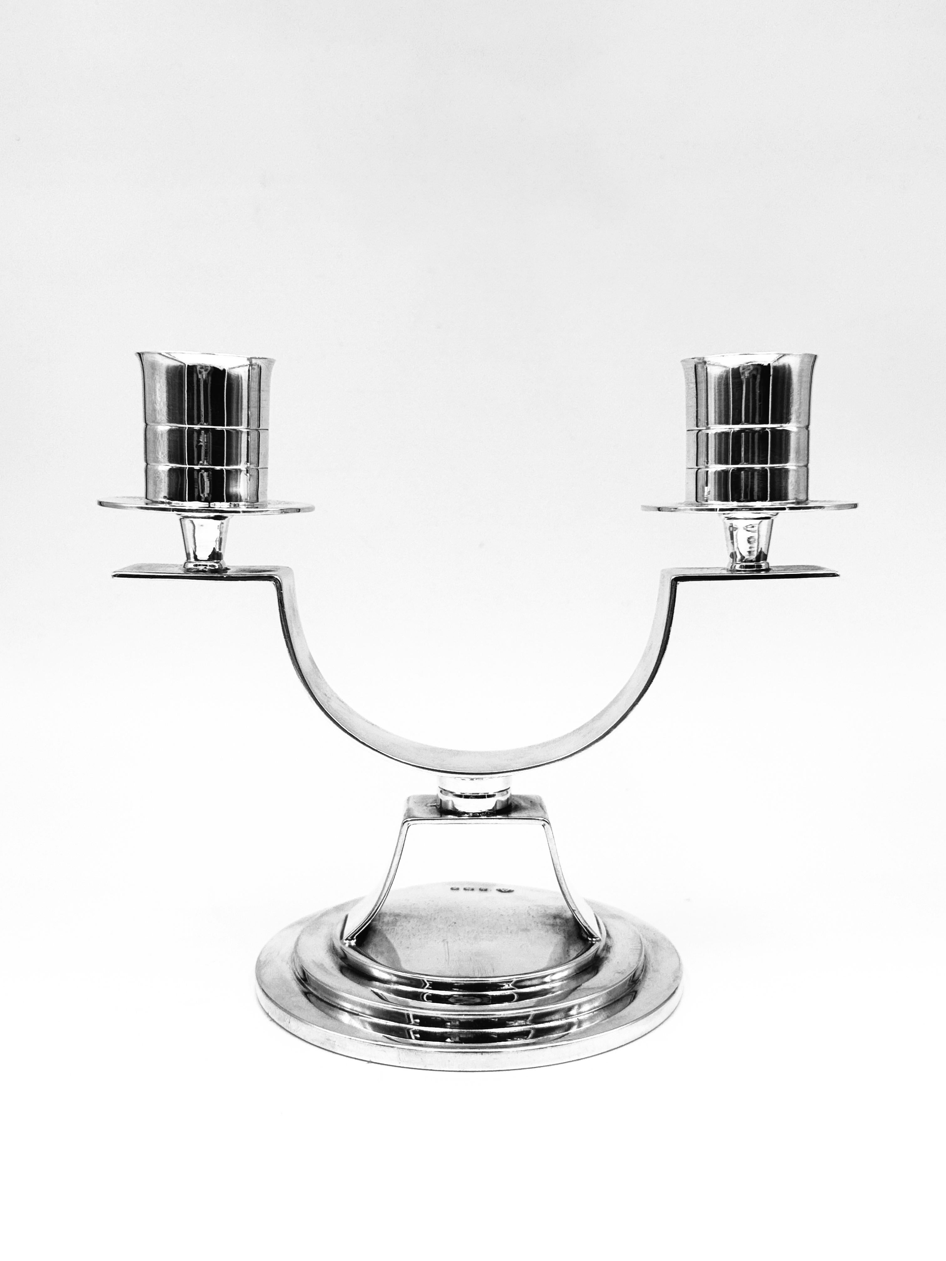 Coppia di candelabri in argento Art Déco In condizioni buone in vendita a London, GB