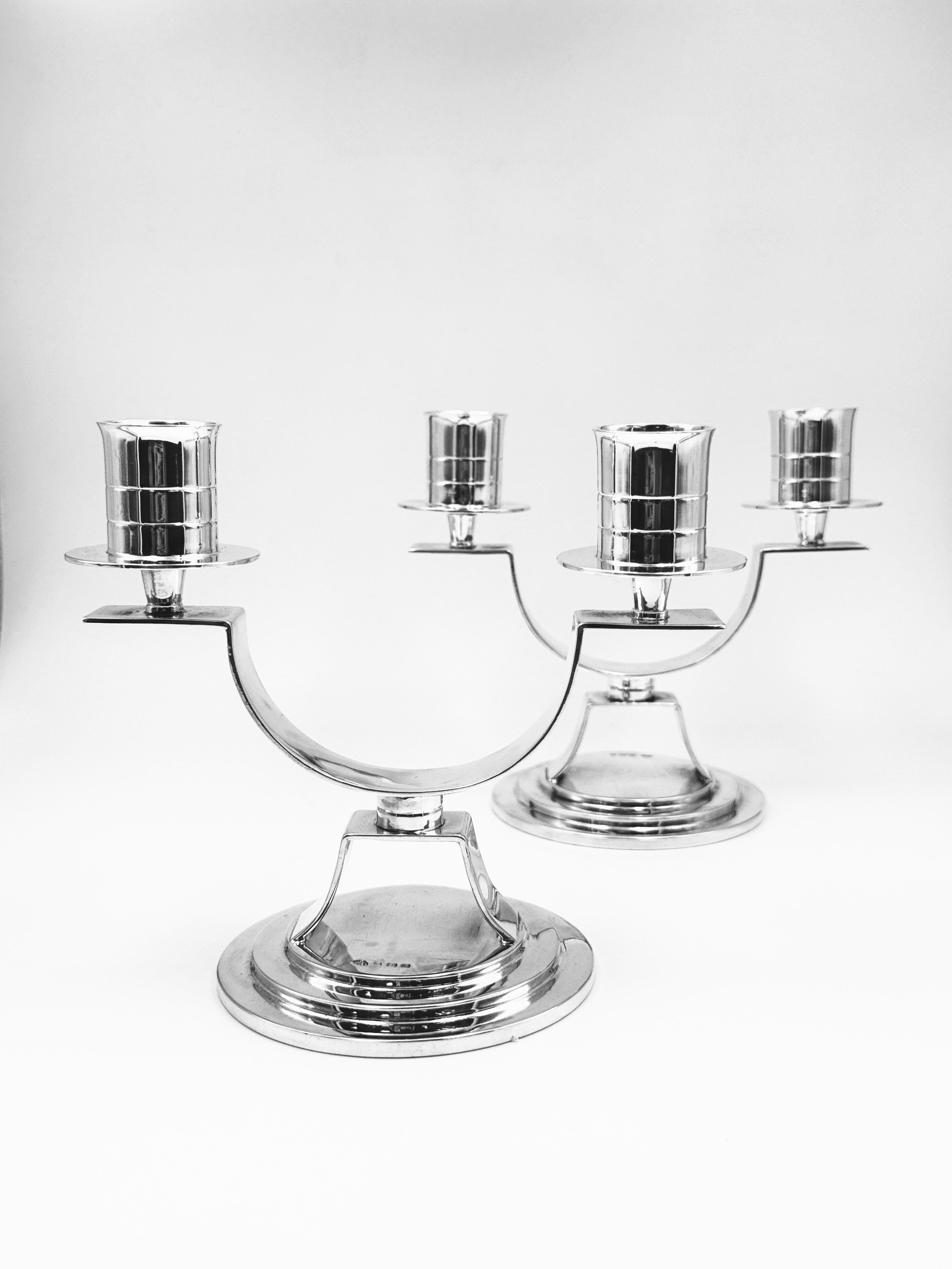 Metà XX secolo Coppia di candelabri in argento Art Déco in vendita