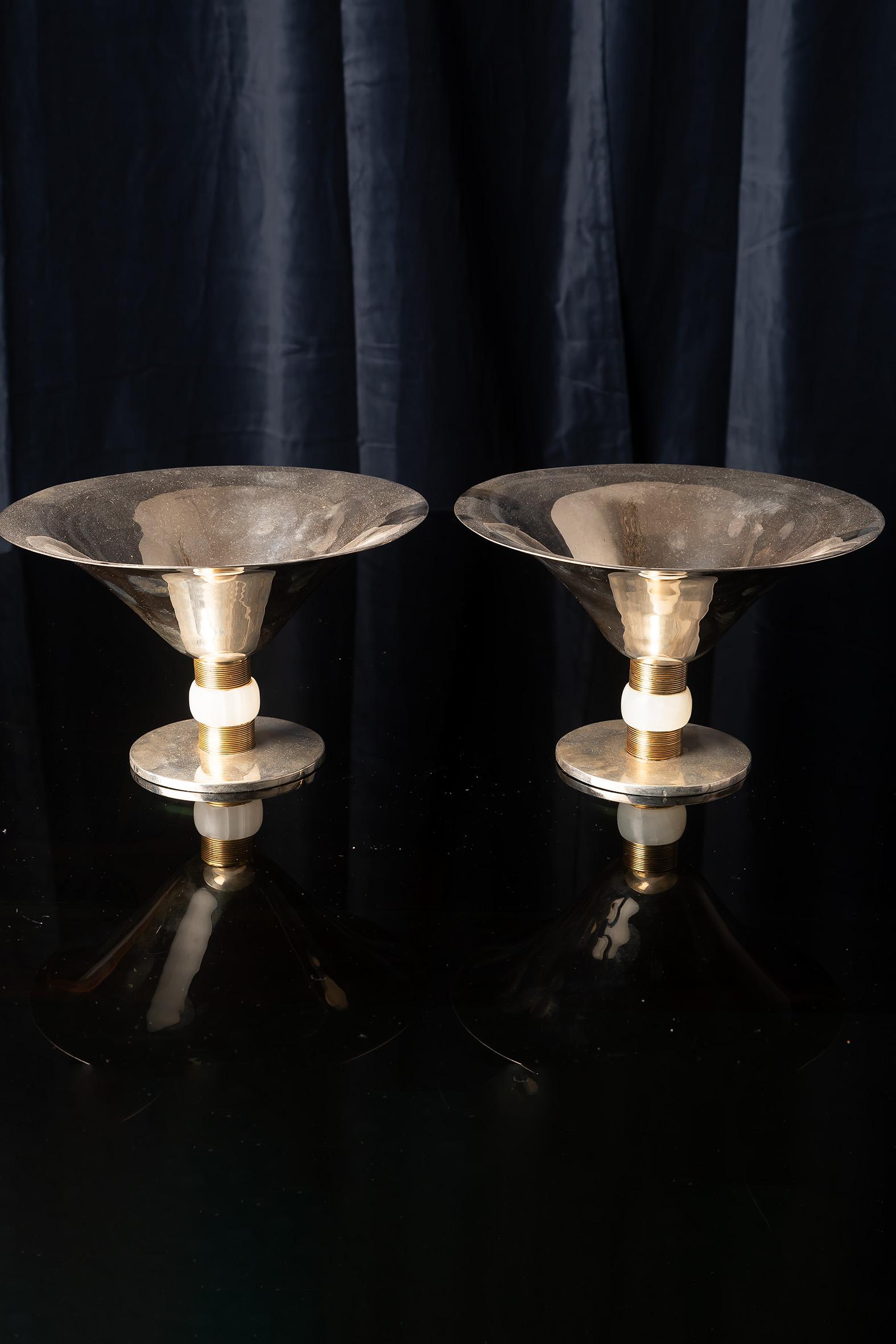 Elegante coppia di centrotavola Art Deco disegnati da Jean E. Puiforcat, Francia, anni '30 circa.

Ogni pezzo è uno splendido esempio della raffinata estetica di Puiforcat: un'ampia ciotola svasata in metallo argentato poggia su una base circolare