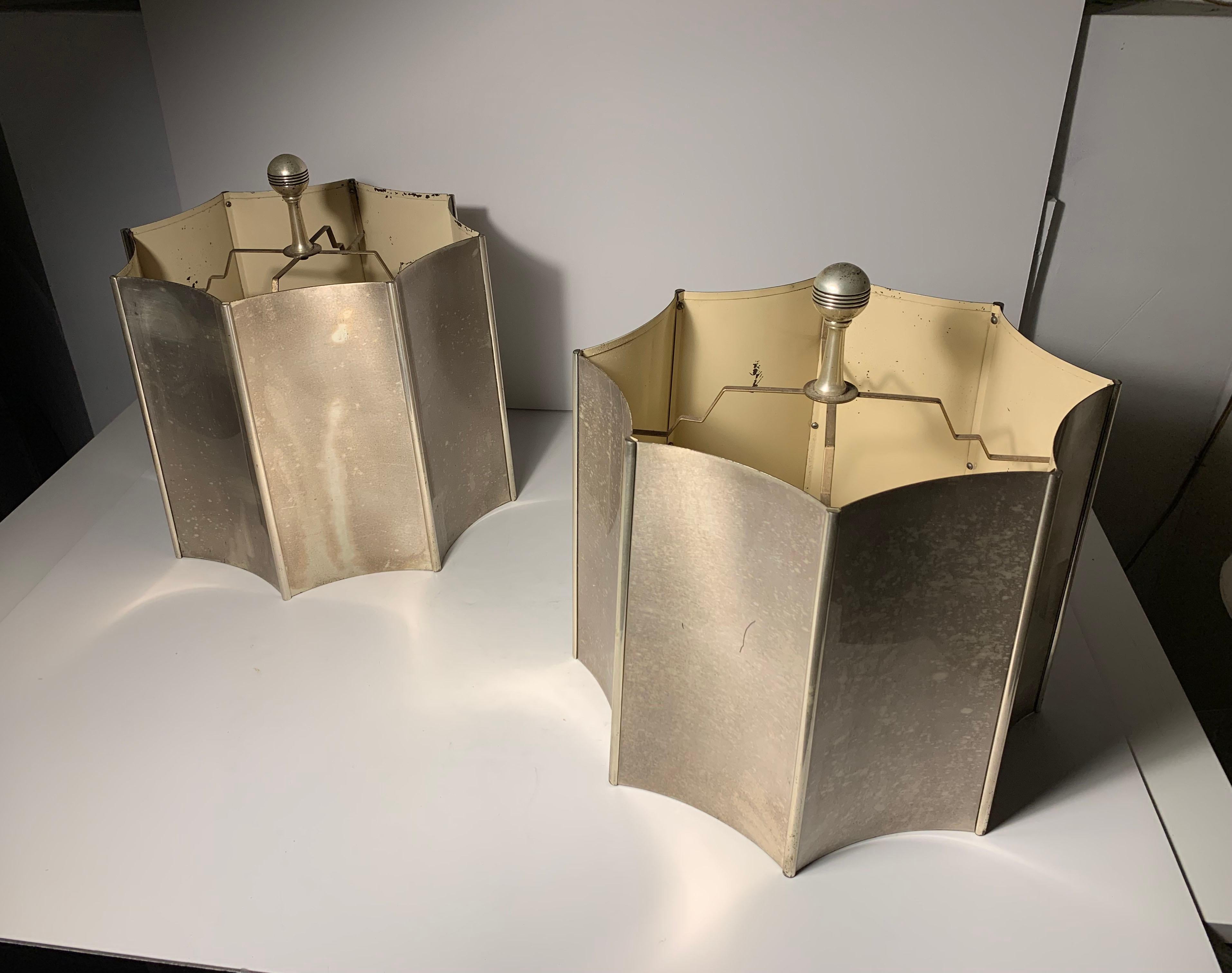 Pareja de pantallas de lámpara Art Déco de metal plateado con remates Art Decó en venta