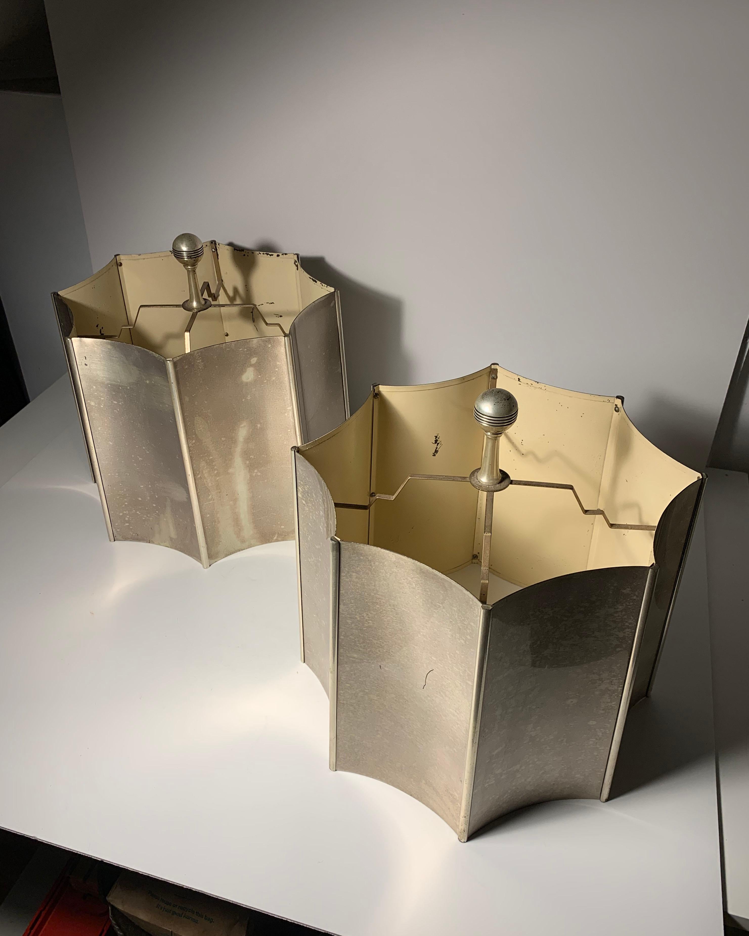 Pareja de pantallas de lámpara Art Déco de metal plateado con remates Estadounidense en venta