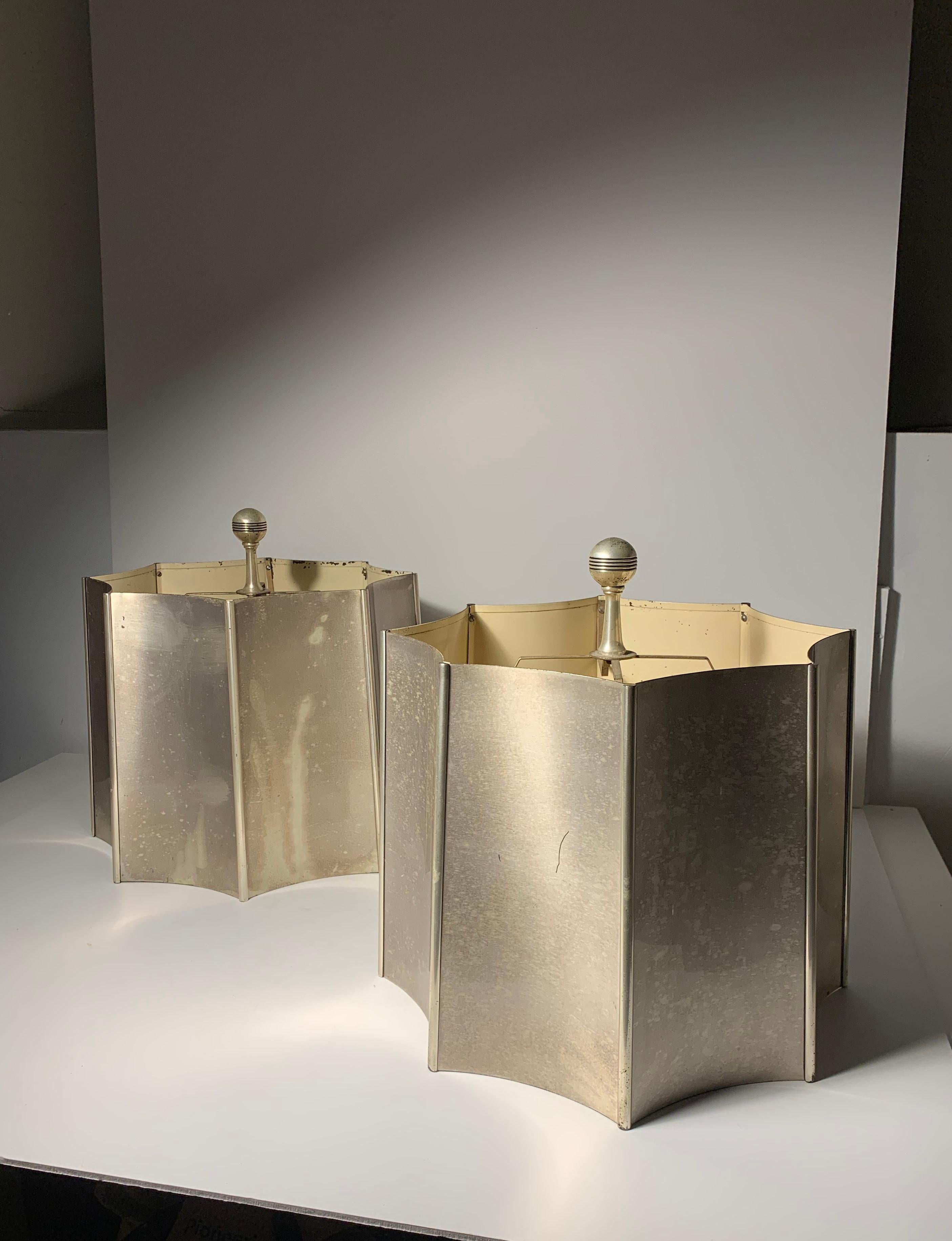 Pareja de pantallas de lámpara Art Déco de metal plateado con remates en Bueno estado para la venta en Chicago, IL