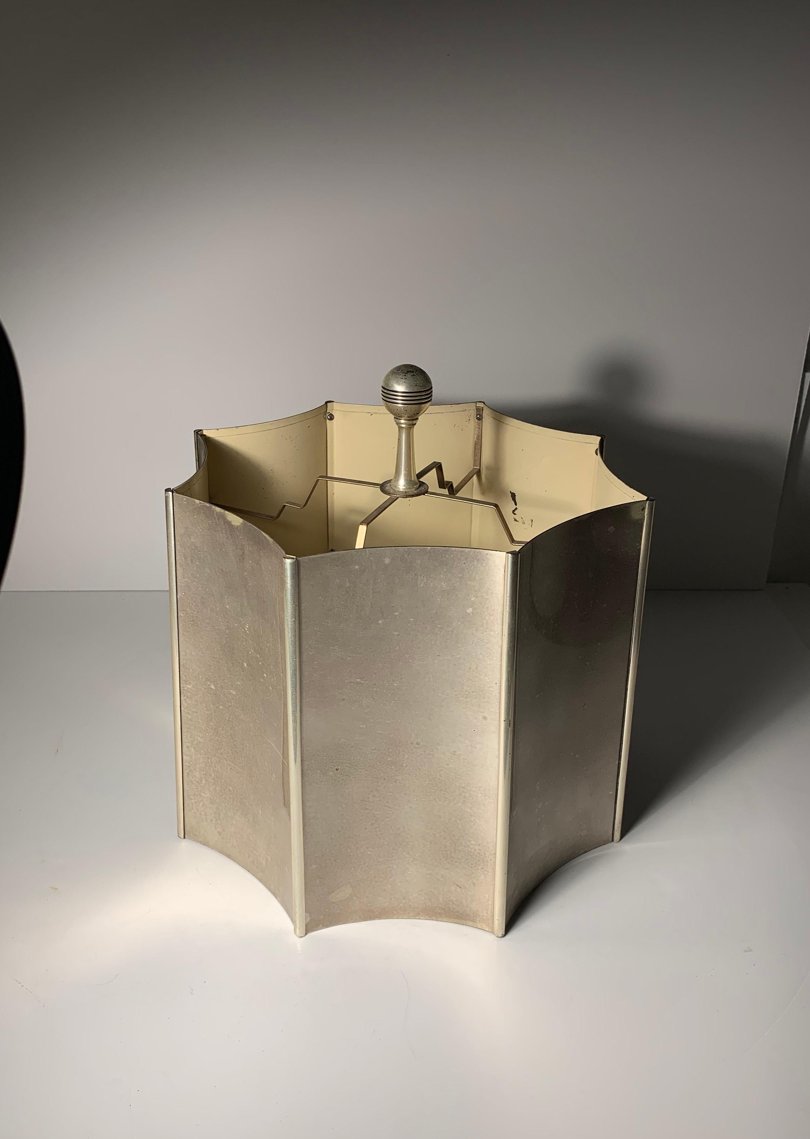 Pareja de pantallas de lámpara Art Déco de metal plateado con remates en venta 1