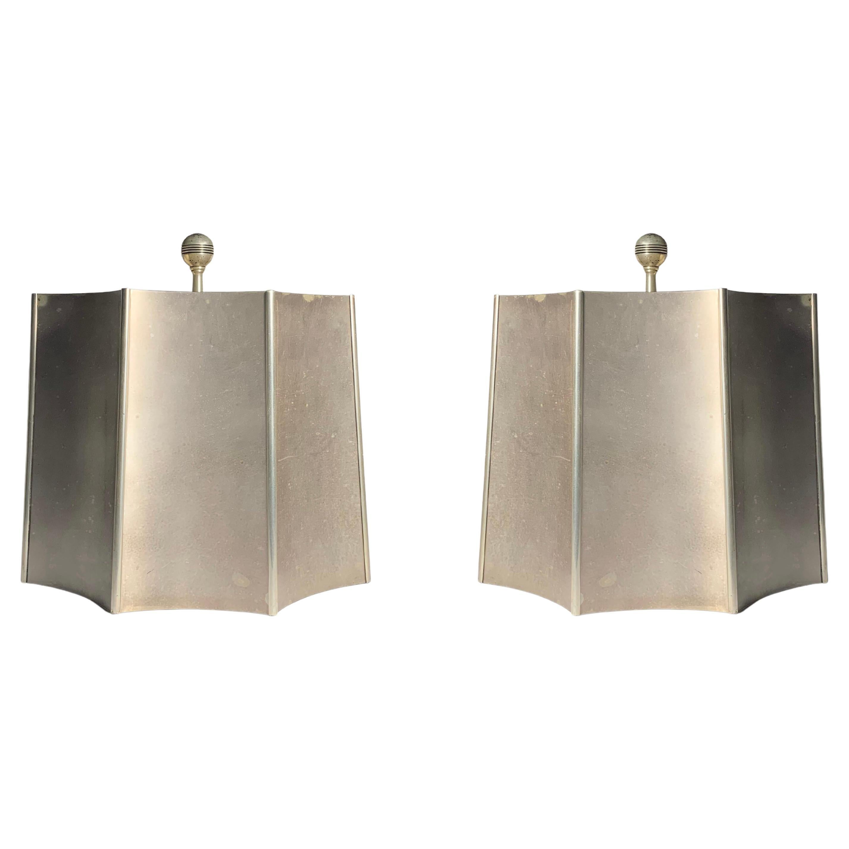 Pareja de pantallas de lámpara Art Déco de metal plateado con remates en venta