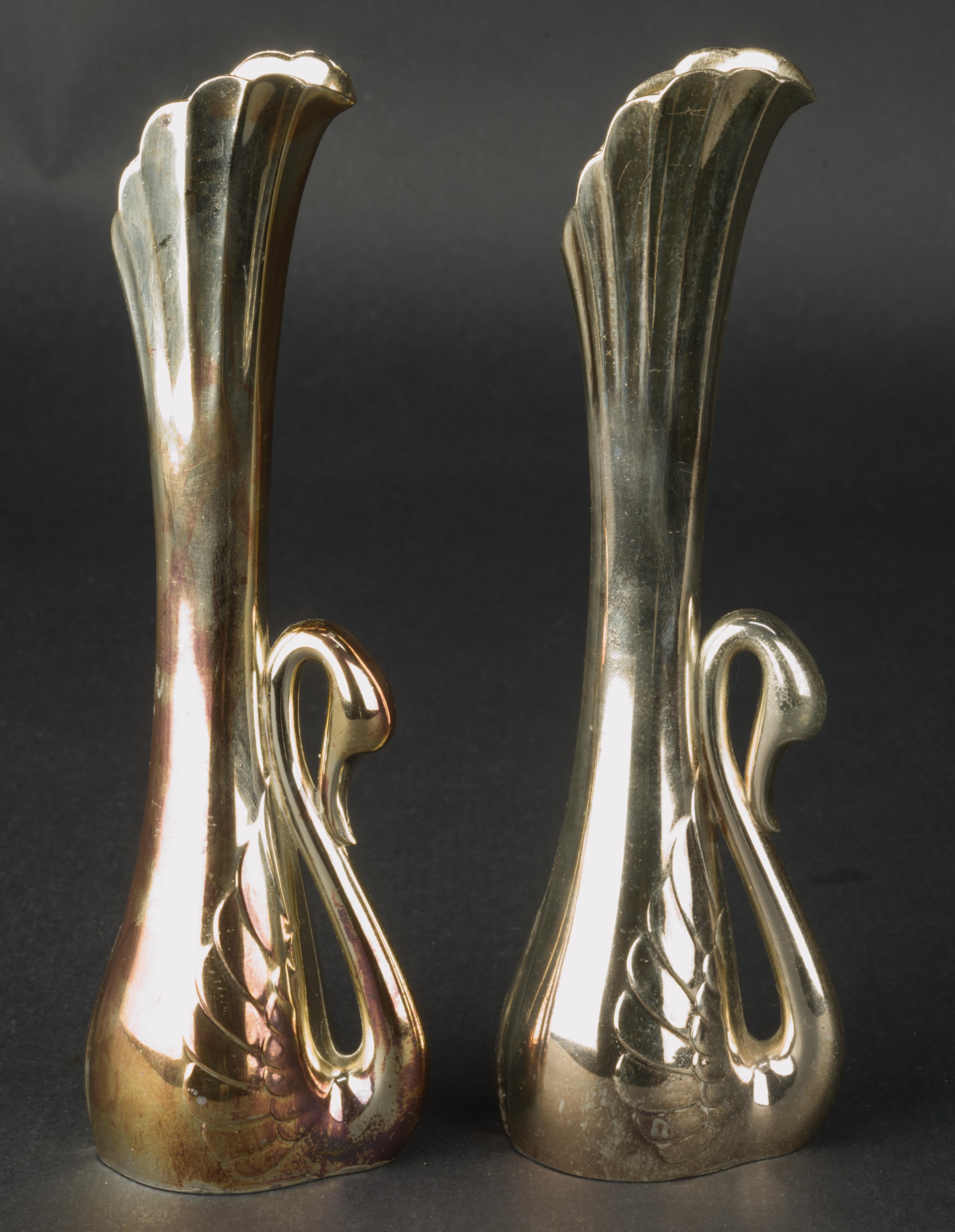 Placcato argento Coppia di vasi a bocciolo di cigno in argento Art Deco in vendita
