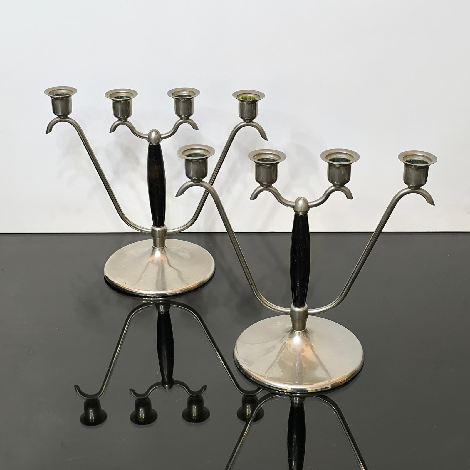 Coppia di candelabri Art Deco in legno e placcati in argento a quattro luci degli anni '30 circa.
Coppia di candelieri a quattro luci di U H. Lagerstedt, Eskilstuna, Svezia, anni '30 circa. Quattro portacandele ciascuno. 
Le condizioni generali sono