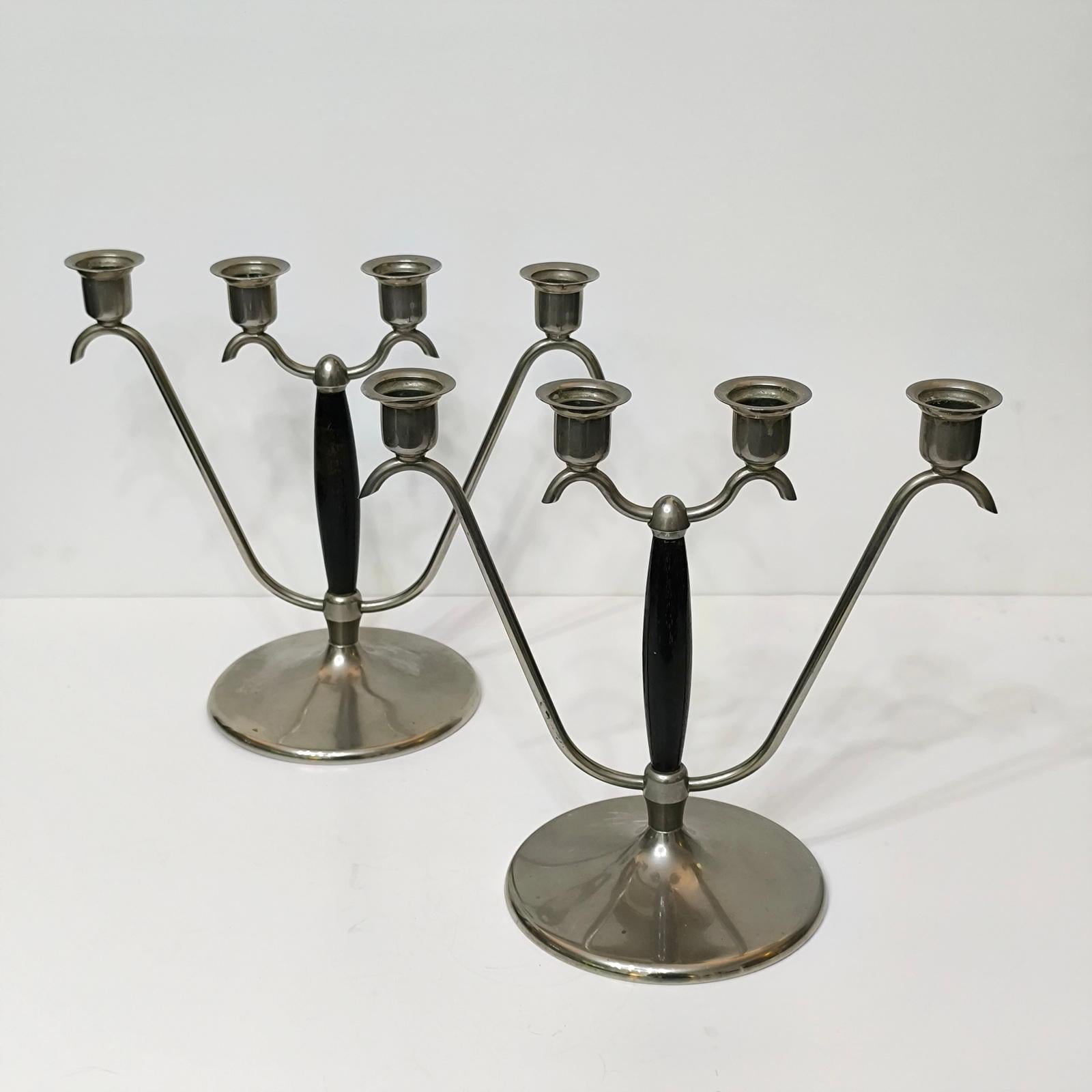 Svedese Coppia di candelabri in legno e placcati in argento Art Deco a quattro luci, circa 1930 in vendita