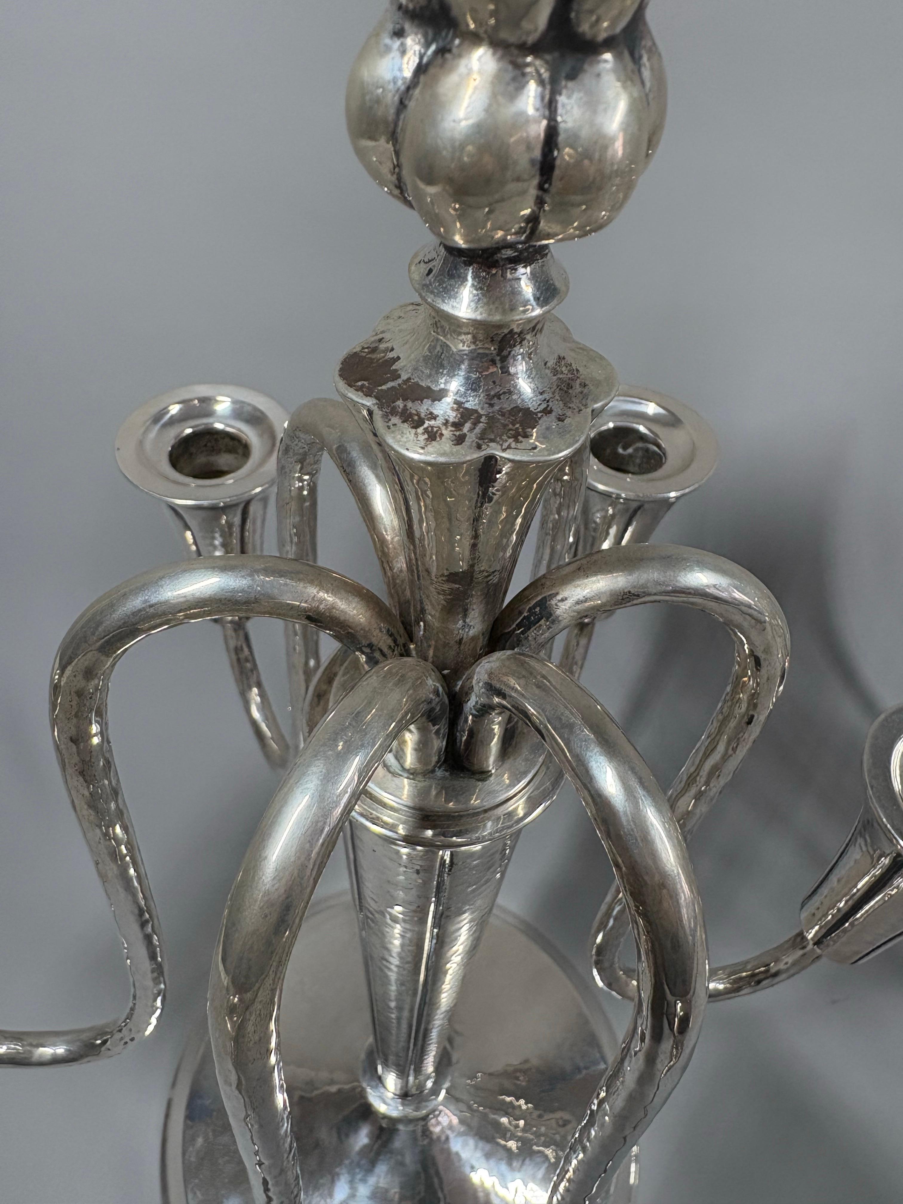 Una bella coppia di lampade tedesche a 6 luci e 6 bracci in argento massiccio .830 del periodo Art déco.  candelabro / candeliere - in uno, con finitura martellata di Wilkens & Söhne del 1930 circa. Entrambi recano il marchio di fabbrica Wilkens &