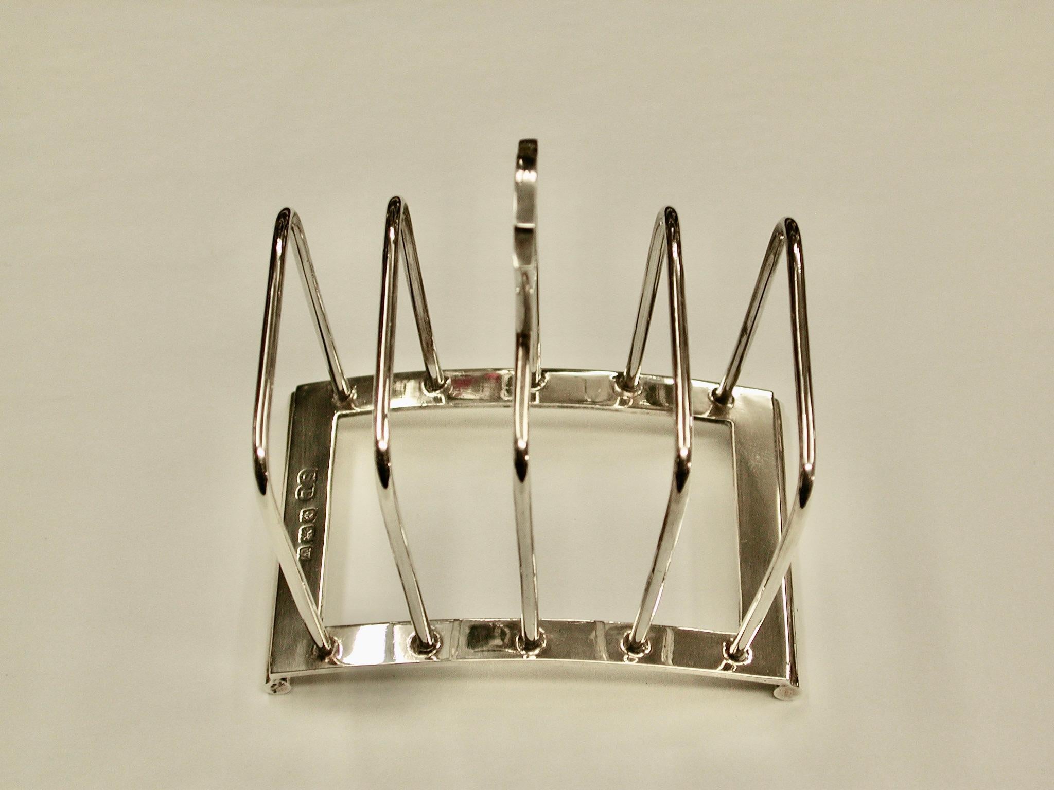 Pair of Art Deco silver toast racks, dated 1941/46, Suckling Bros, Birmingham
Sturdy heavy quality pair of toastracks with fanned out formation on the racks.
Weight :- 6.72 troy ounces the pair.