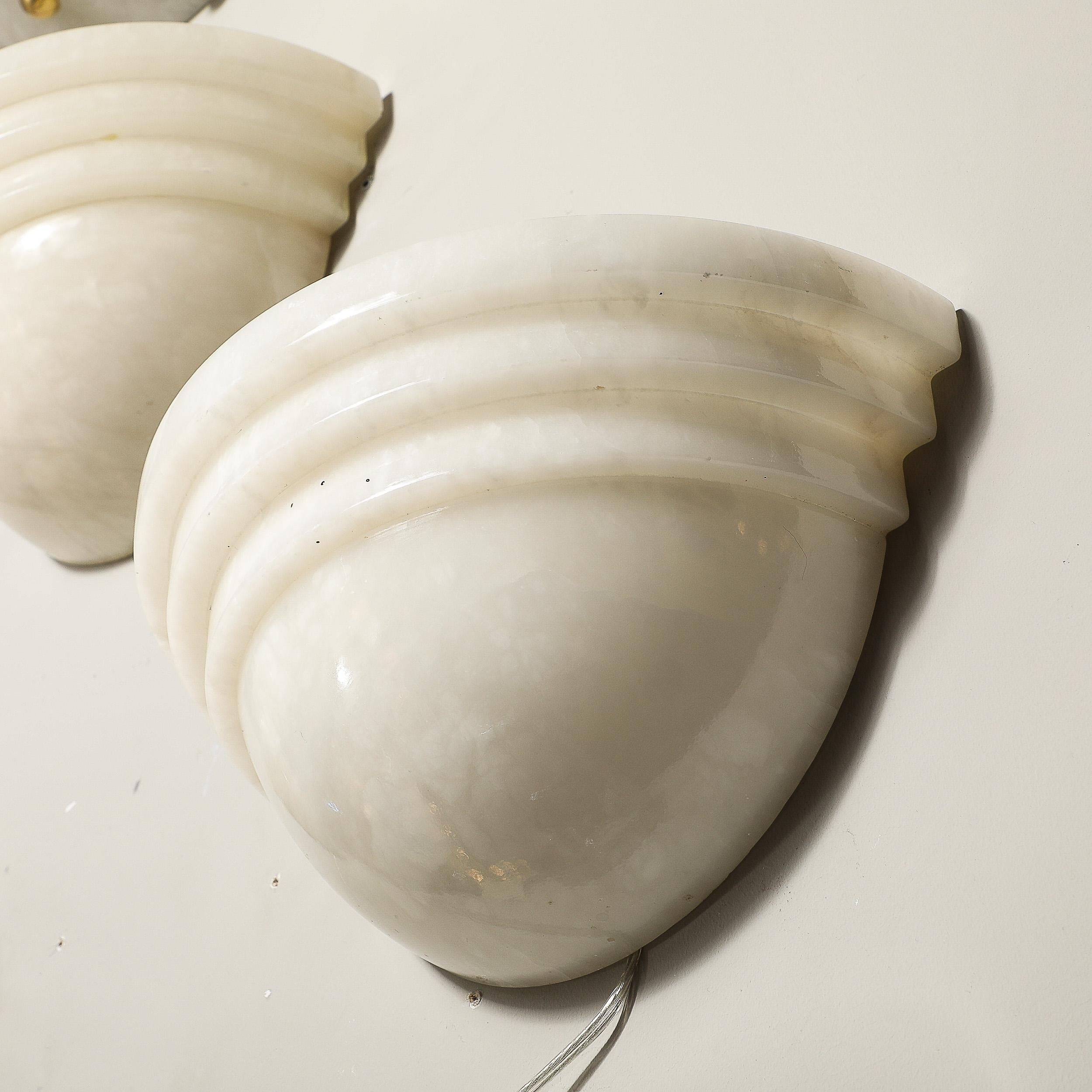 Ein Paar Art-Déco-Wandleuchter aus Alabaster im Wolkenkratzer-Stil im Angebot 4