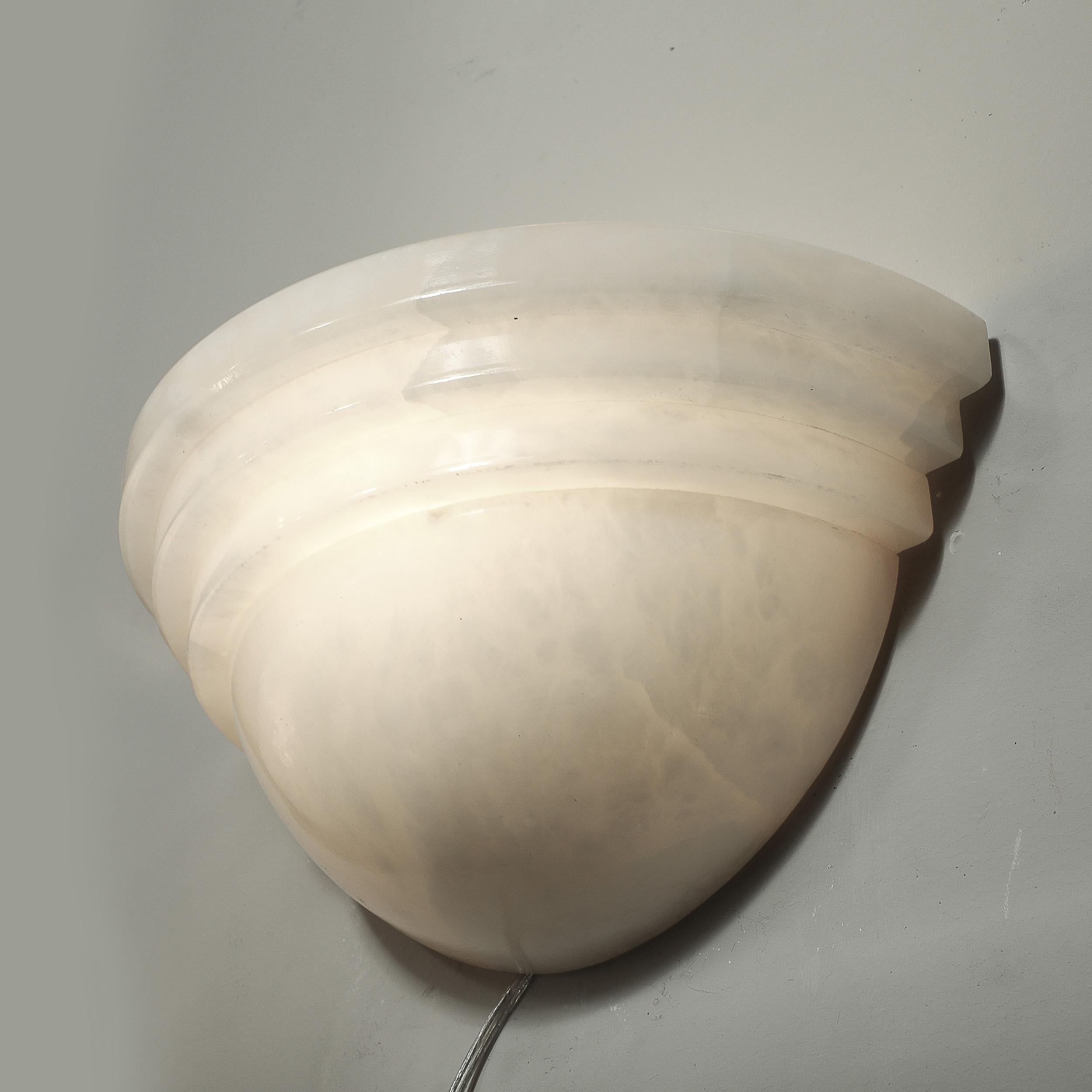 Ein Paar Art-Déco-Wandleuchter aus Alabaster im Wolkenkratzer-Stil im Angebot 6