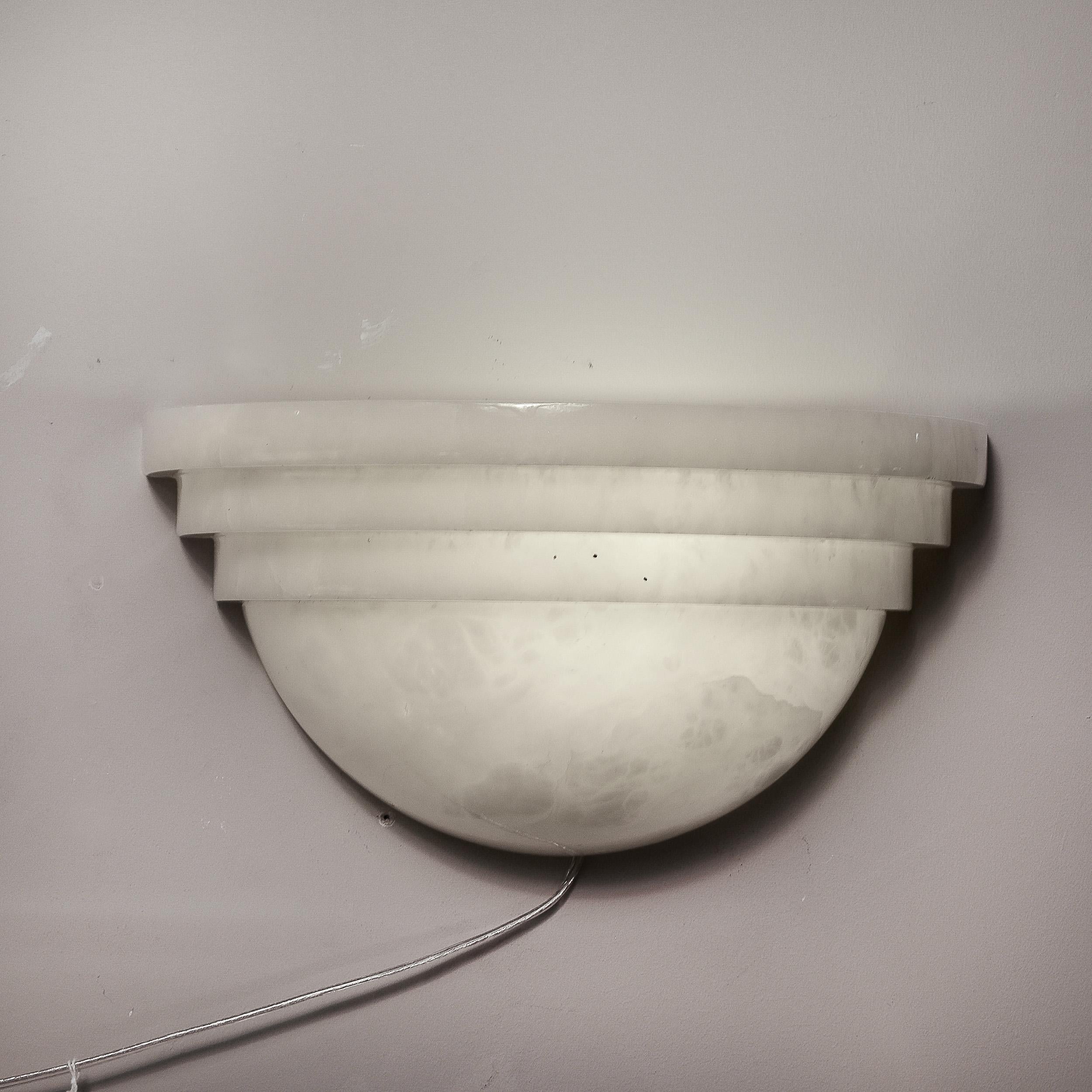 Ein Paar Art-Déco-Wandleuchter aus Alabaster im Wolkenkratzer-Stil im Angebot 7