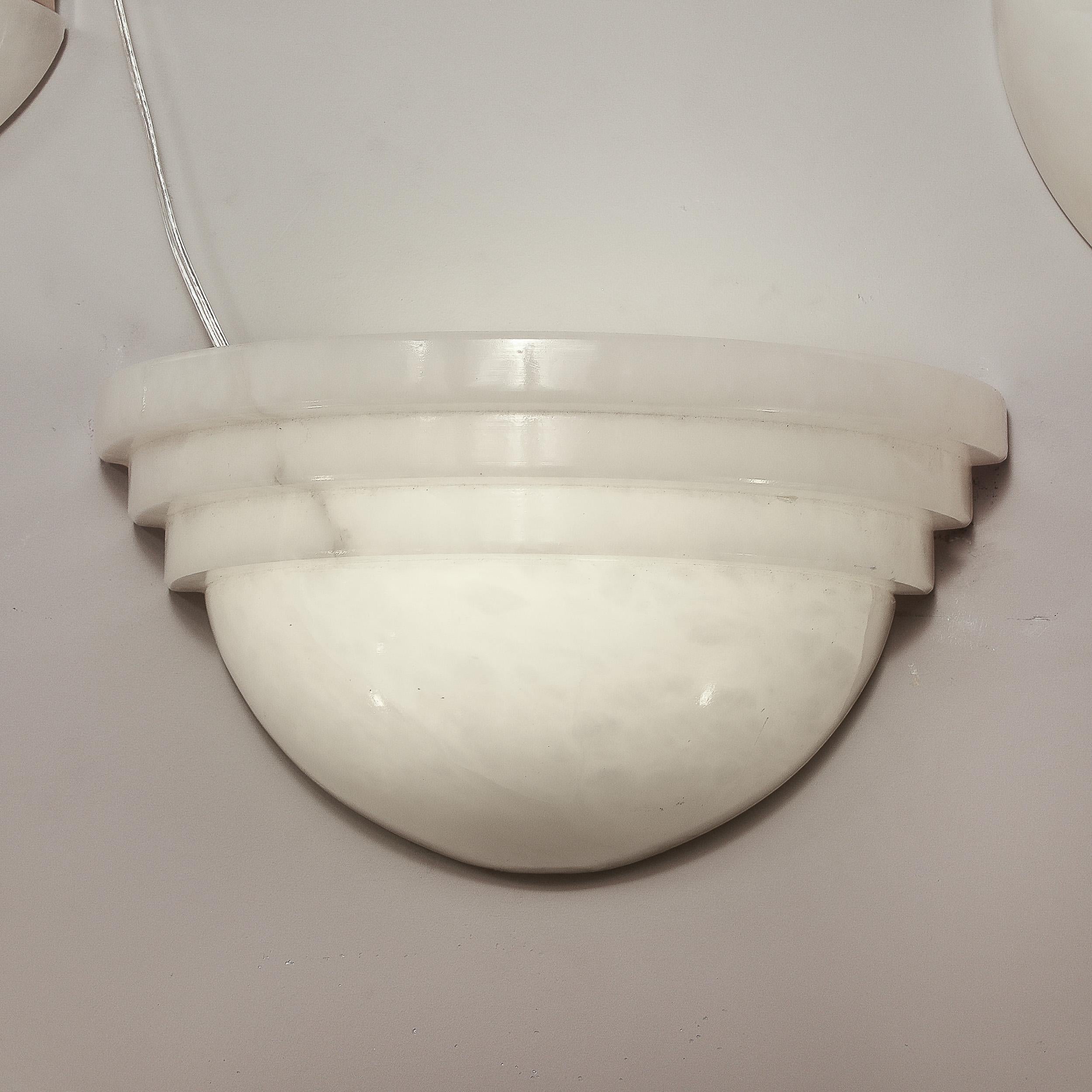 Ein Paar Art-Déco-Wandleuchter aus Alabaster im Wolkenkratzer-Stil im Angebot 8