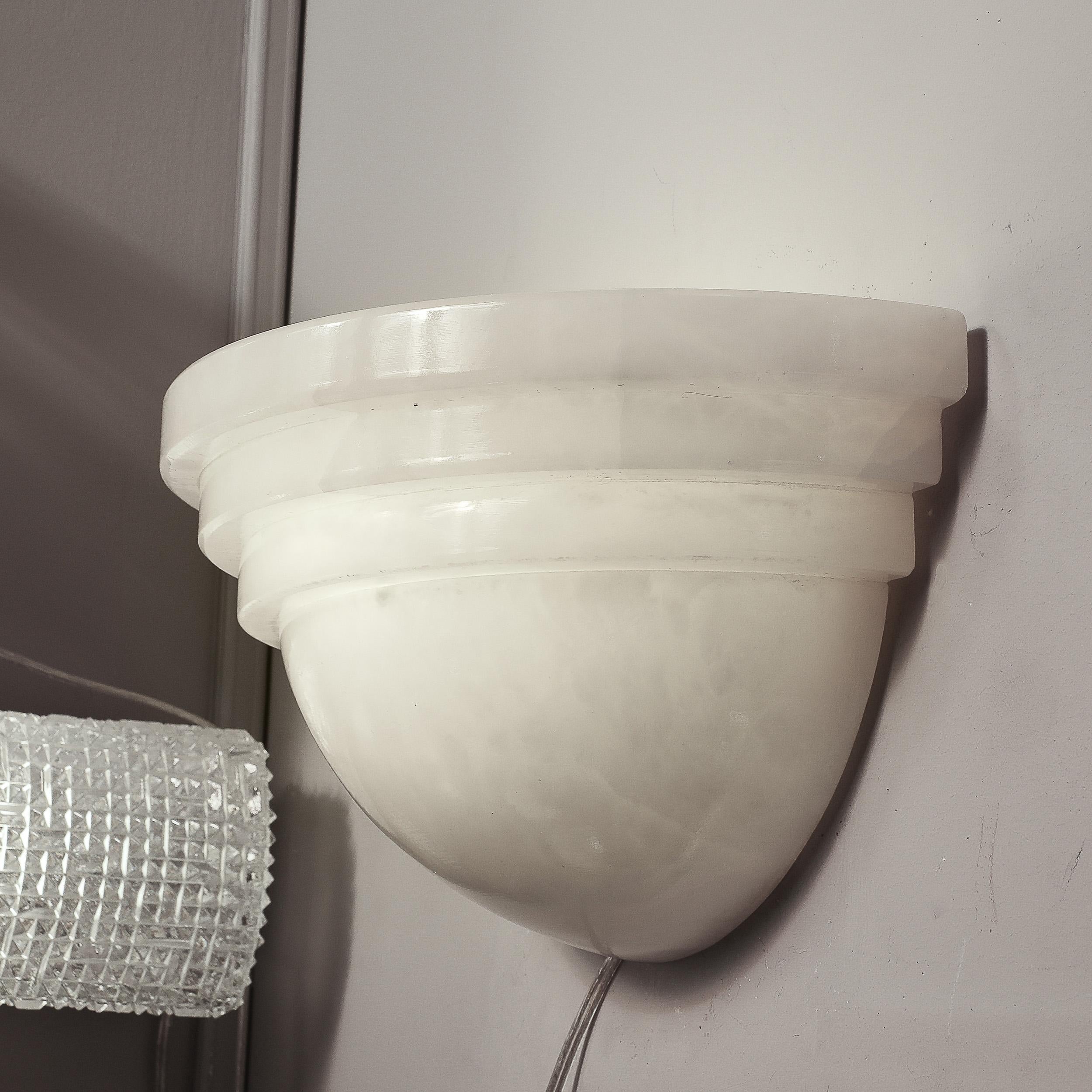 Ein Paar Art-Déco-Wandleuchter aus Alabaster im Wolkenkratzer-Stil im Angebot 10