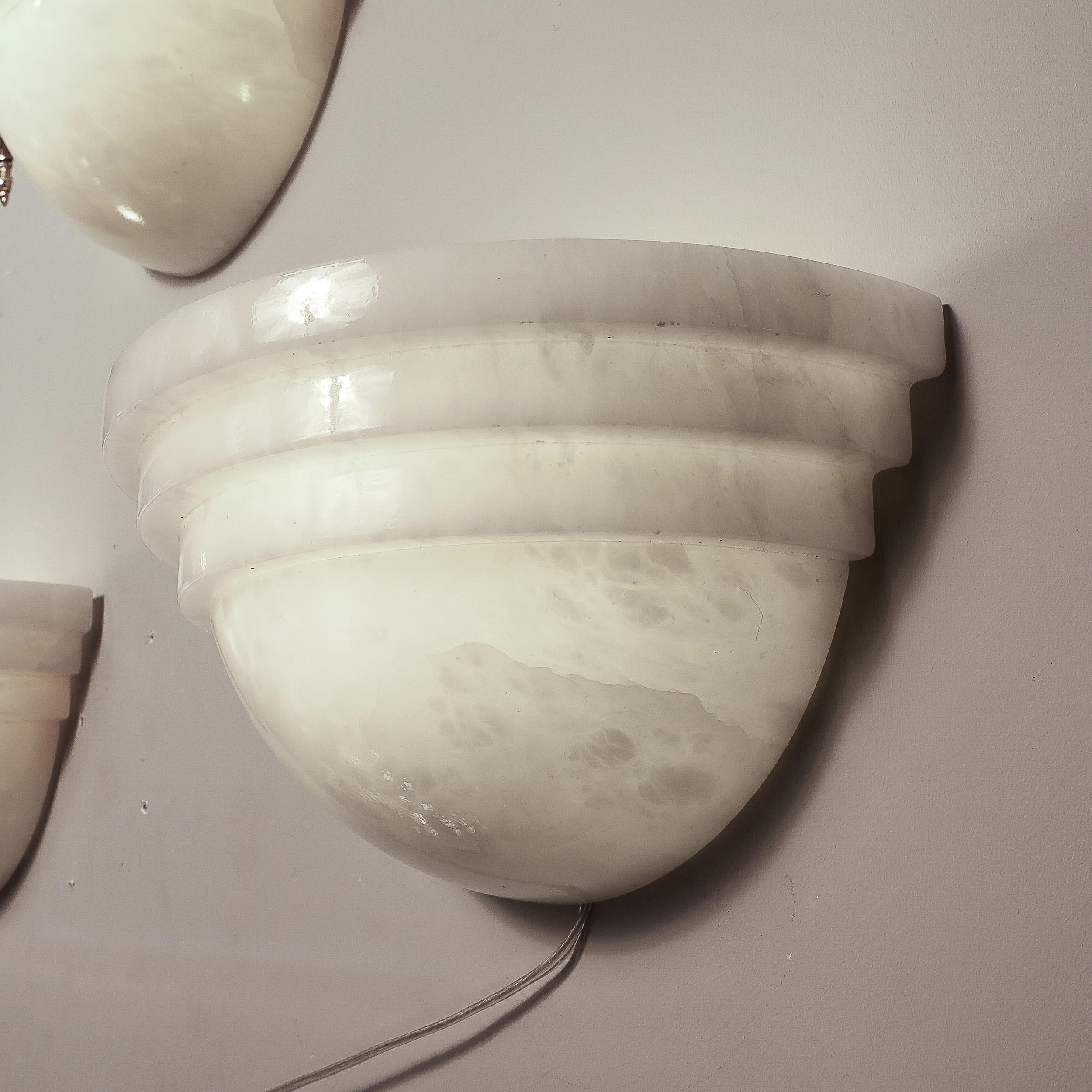 Ein Paar Art-Déco-Wandleuchter aus Alabaster im Wolkenkratzer-Stil im Angebot 11