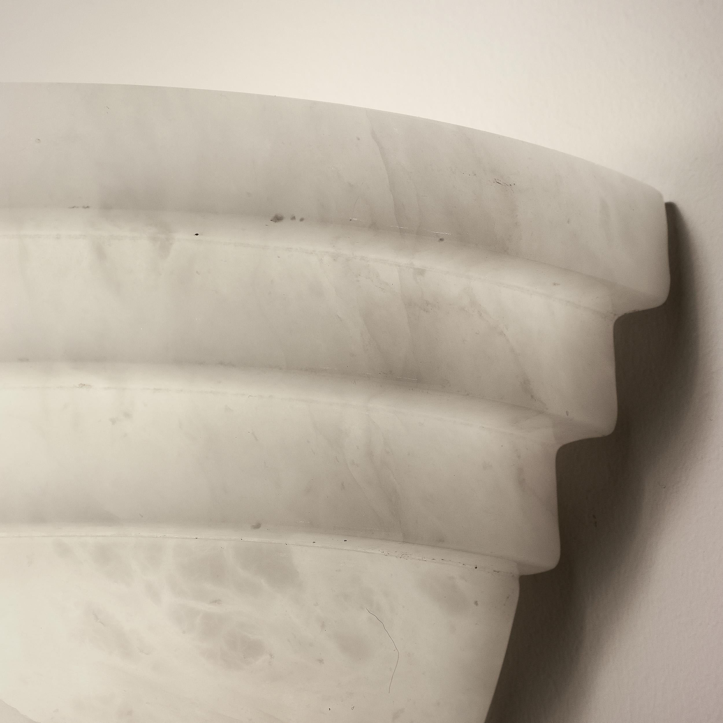 Ein Paar Art-Déco-Wandleuchter aus Alabaster im Wolkenkratzer-Stil im Angebot 12