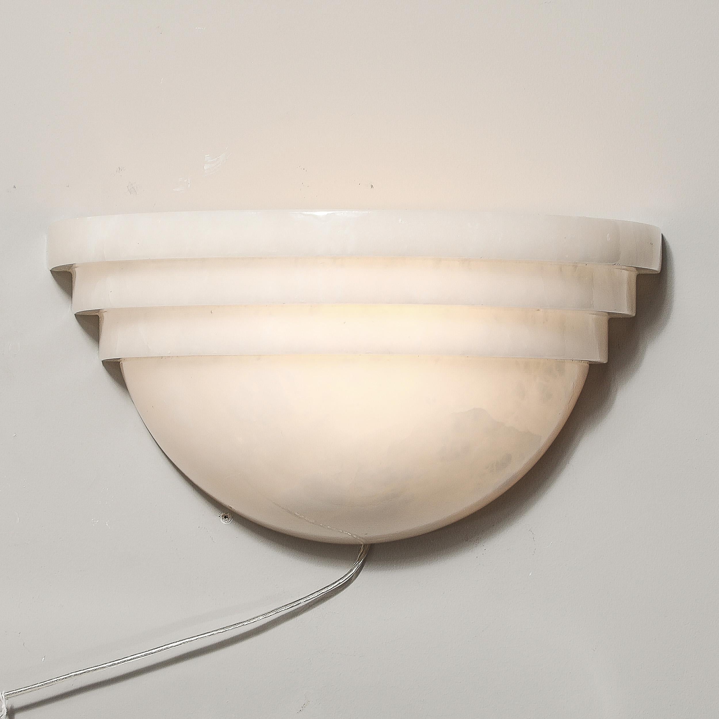 Ein Paar Art-Déco-Wandleuchter aus Alabaster im Wolkenkratzer-Stil (Art déco) im Angebot