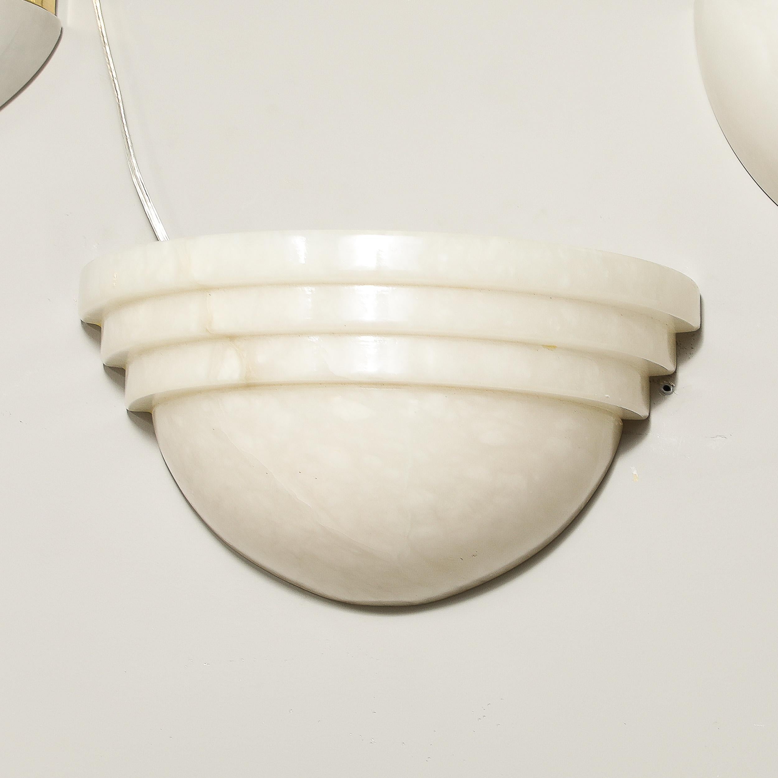 Ein Paar Art-Déco-Wandleuchter aus Alabaster im Wolkenkratzer-Stil (Französisch) im Angebot