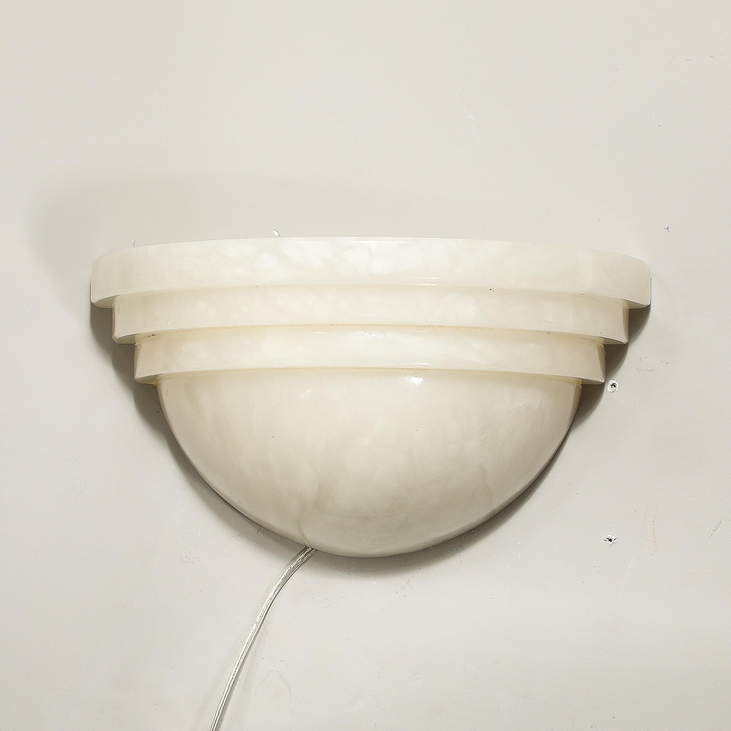 Ein Paar Art-Déco-Wandleuchter aus Alabaster im Wolkenkratzer-Stil im Zustand „Hervorragend“ im Angebot in New York, NY