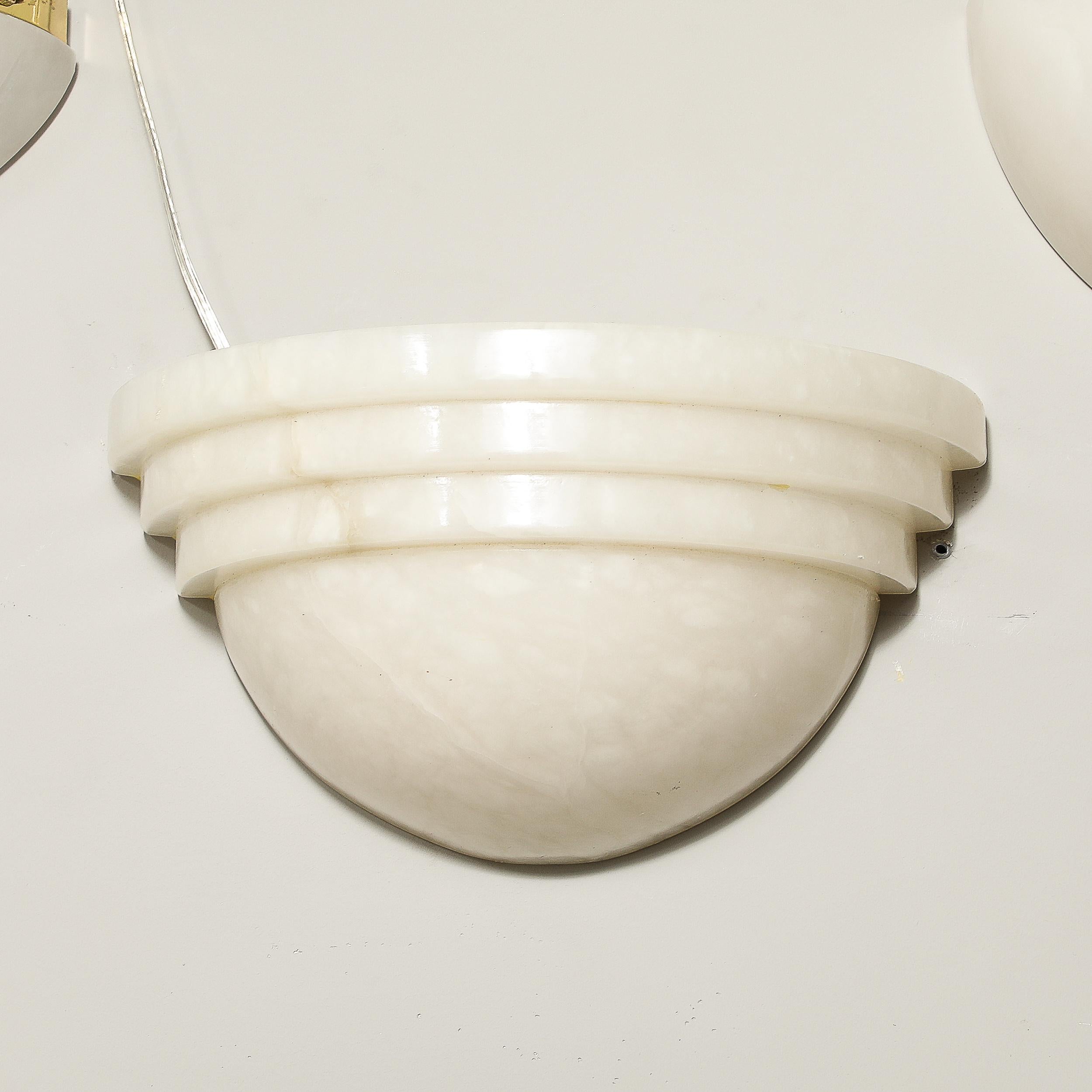 Ein Paar Art-Déco-Wandleuchter aus Alabaster im Wolkenkratzer-Stil (20. Jahrhundert) im Angebot