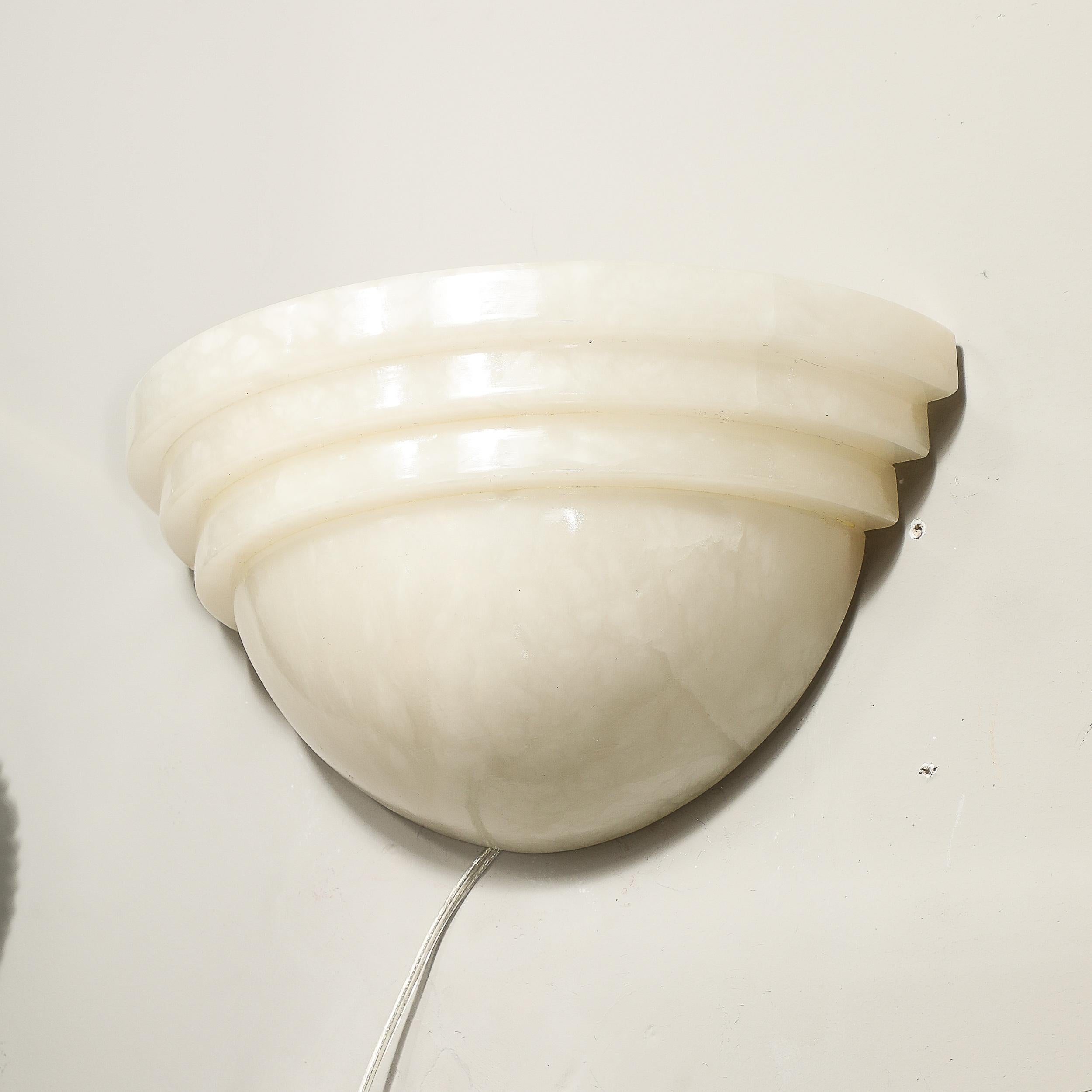 Ein Paar Art-Déco-Wandleuchter aus Alabaster im Wolkenkratzer-Stil im Angebot 1