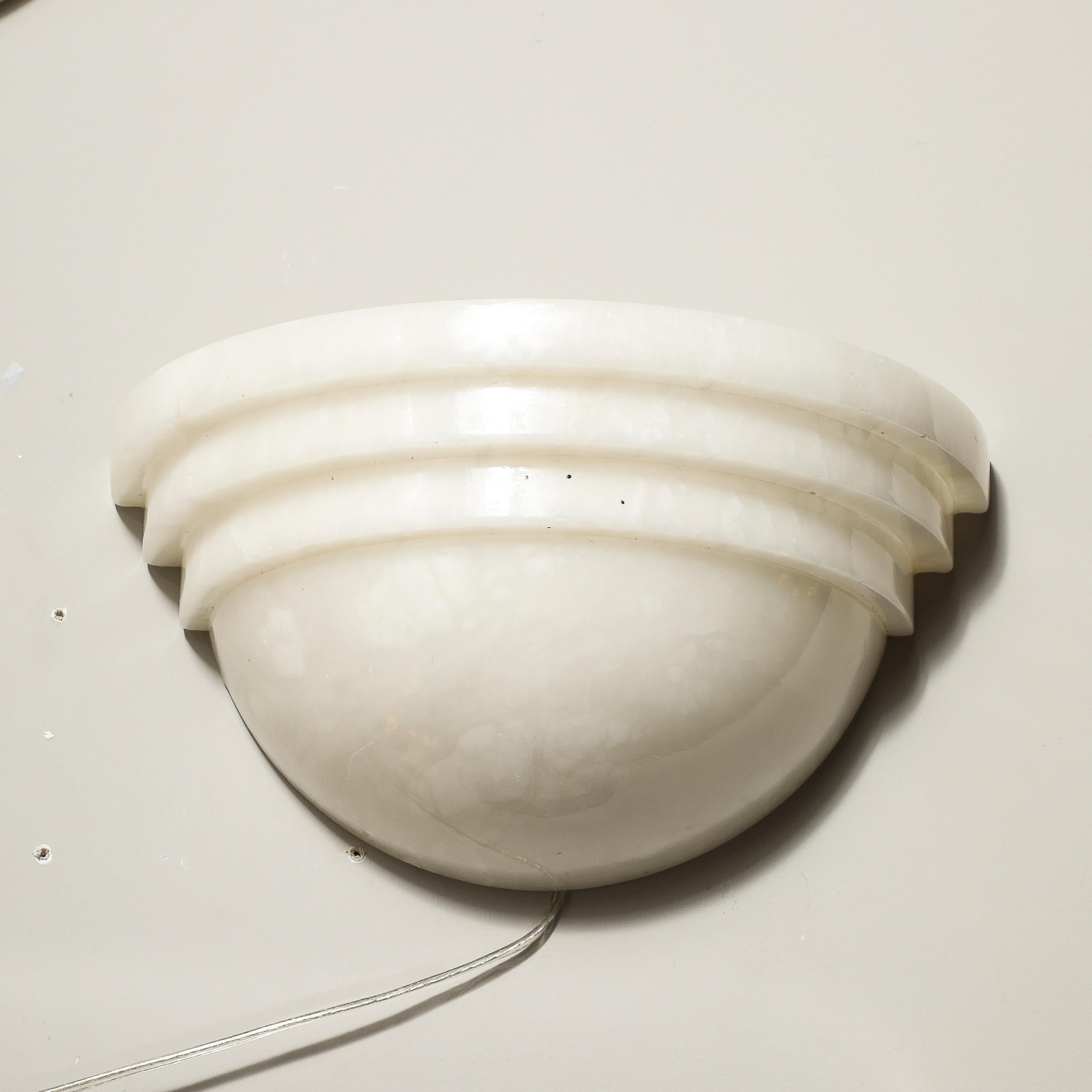 Ein Paar Art-Déco-Wandleuchter aus Alabaster im Wolkenkratzer-Stil im Angebot 2
