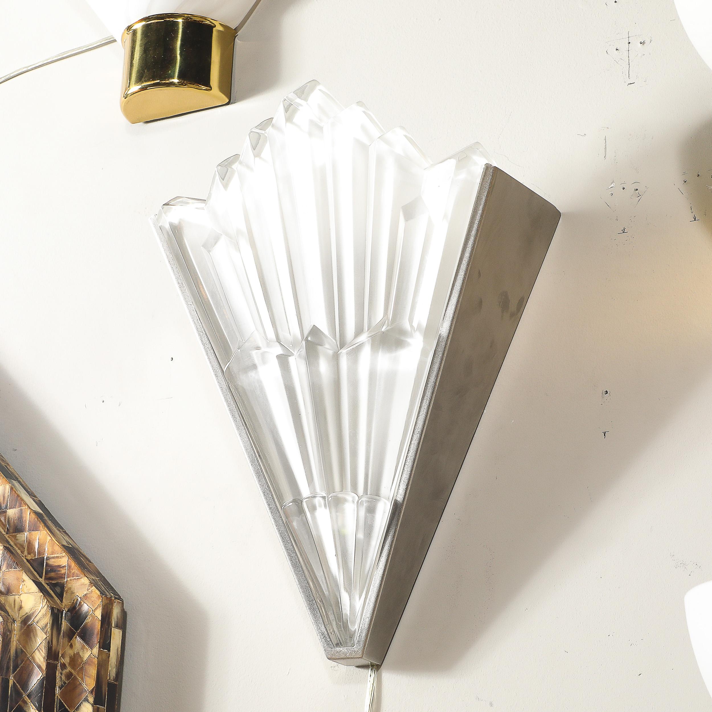 Coppia di lampade in vetro smerigliato in stile Art Deco Skyscraper con cornici in nichel spazzolato in vendita 6
