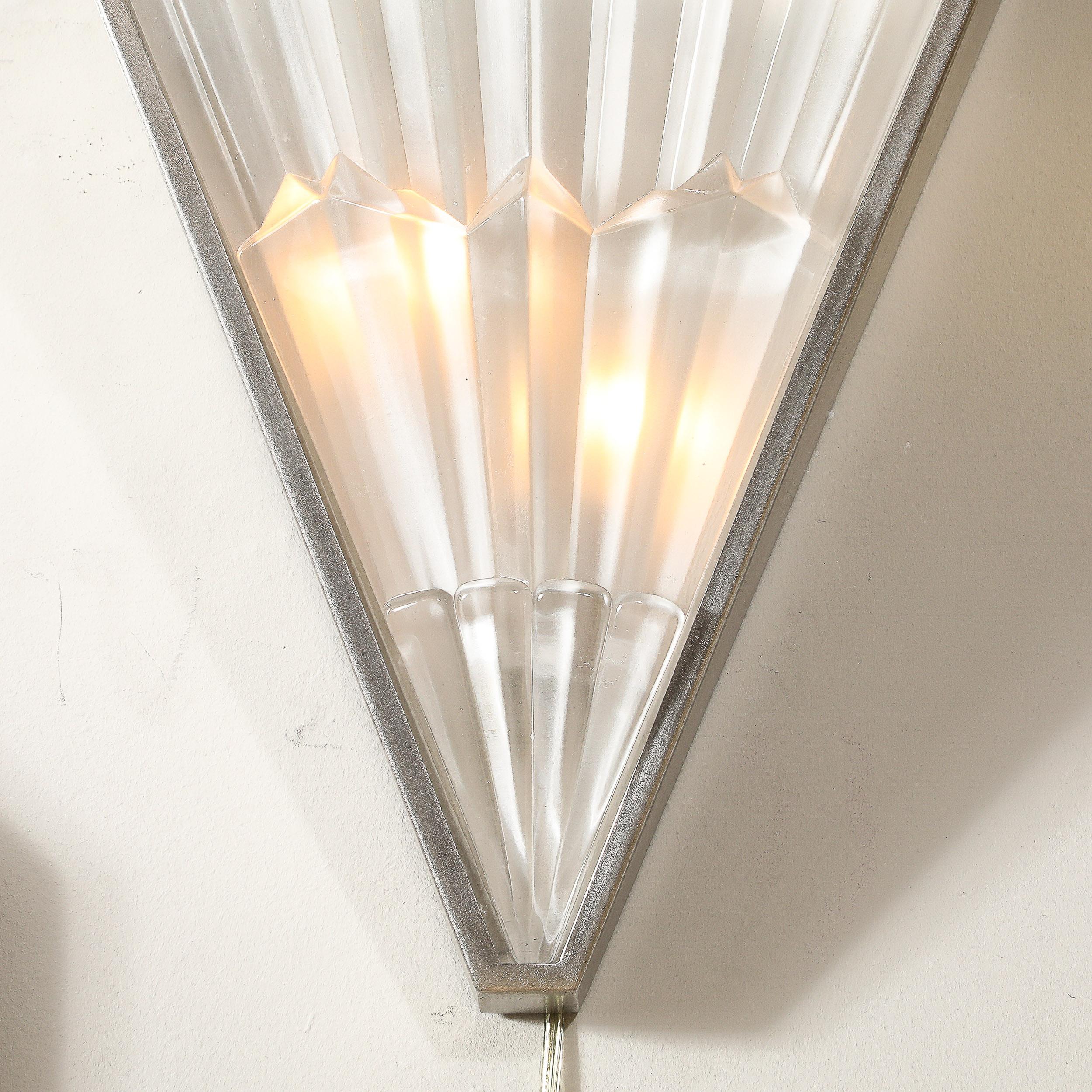 Metà XX secolo Coppia di lampade in vetro smerigliato in stile Art Deco Skyscraper con cornici in nichel spazzolato in vendita
