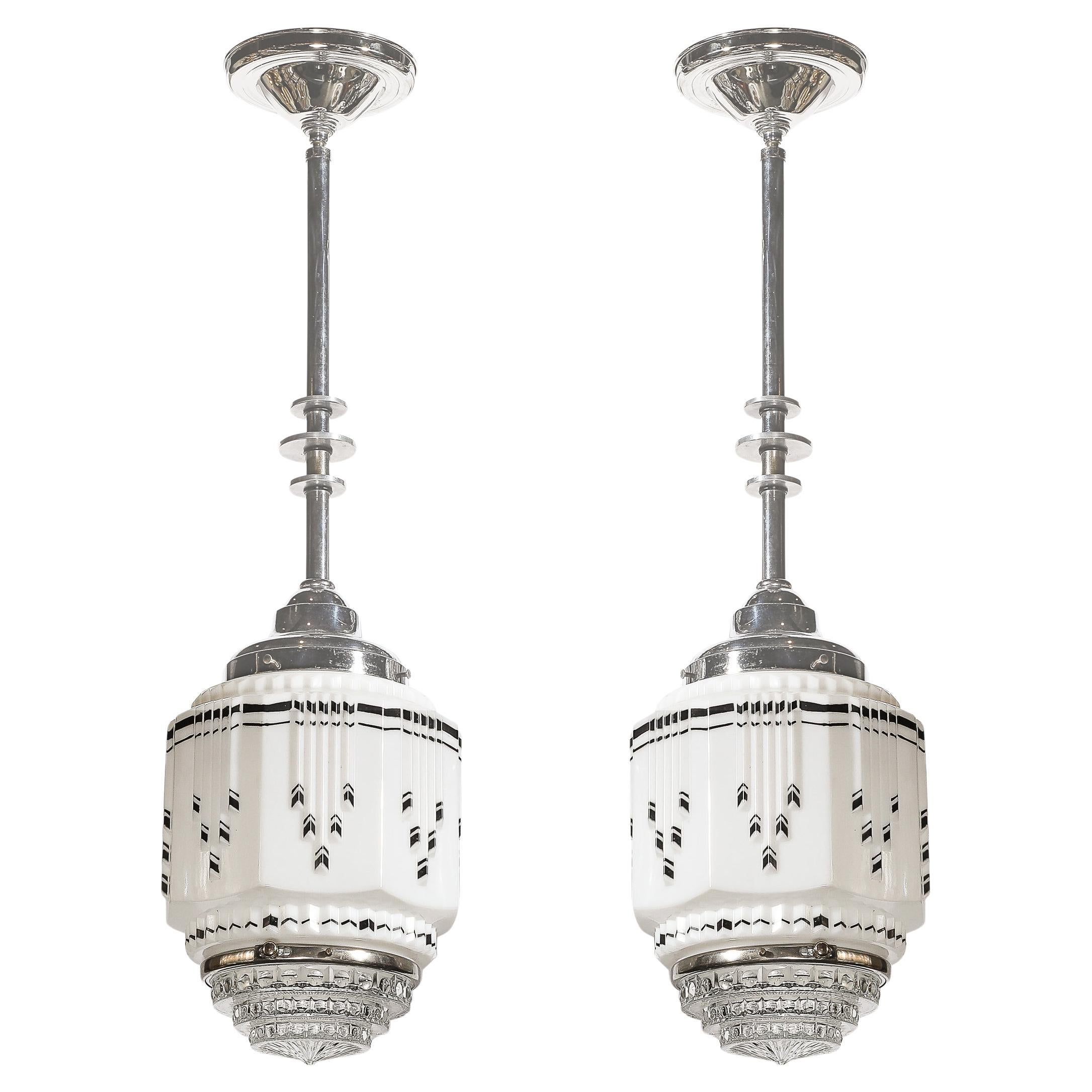 Ein Paar Milchglas-Anhänger im Art-Déco-Wolkenkratzer-Stil mit schwarzer Emaille und Chrom