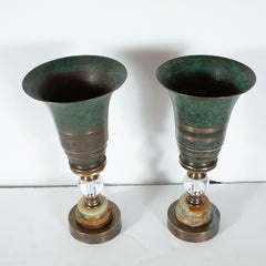 Coppia di lucernai Art Deco a forma di urna in bronzo patinato, ottone e marmo