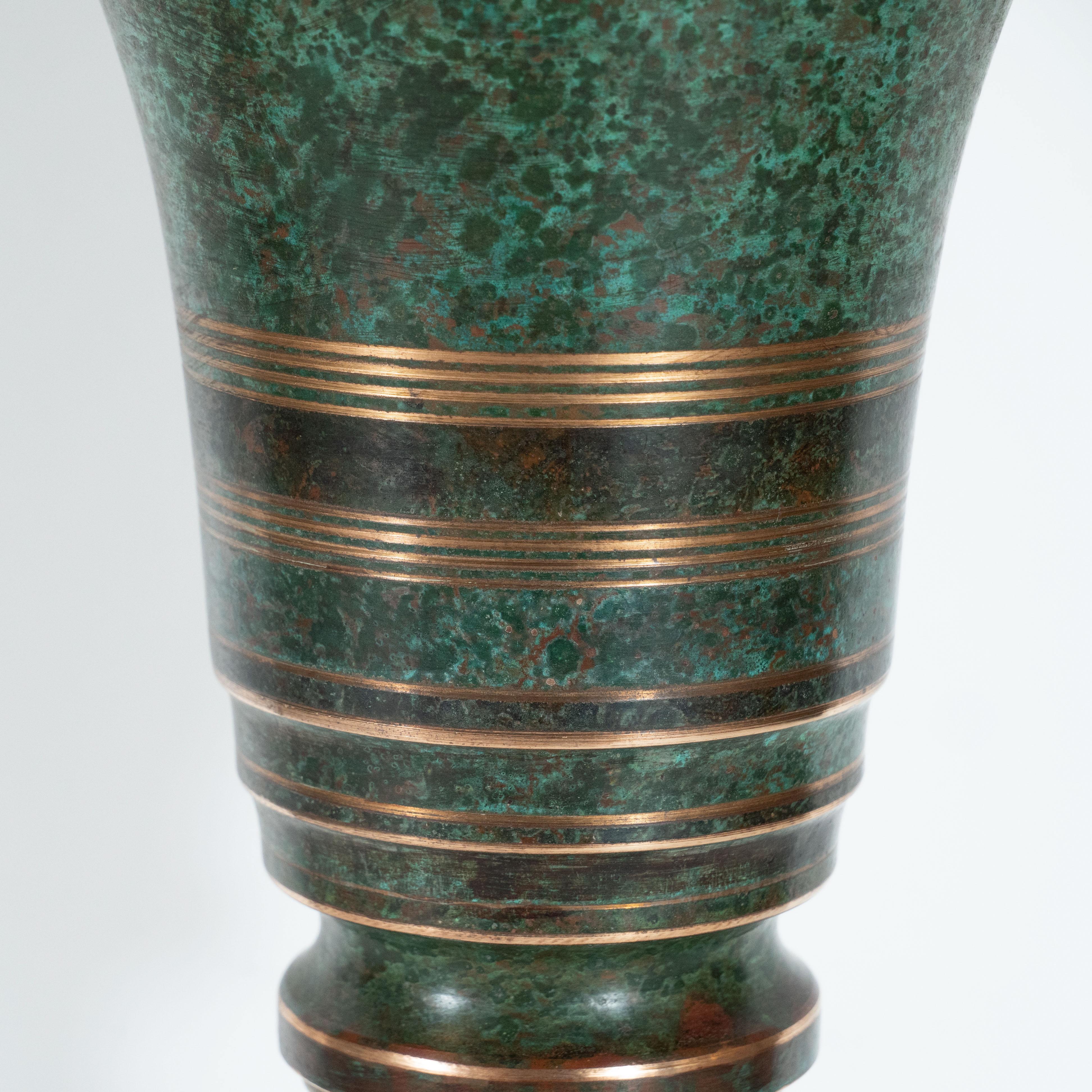 Paar Art-Déco-Wolkenkratzer-Urnen aus patinierter Bronze, Messing und Marmor, Deckenleuchten (Mitte des 20. Jahrhunderts) im Angebot